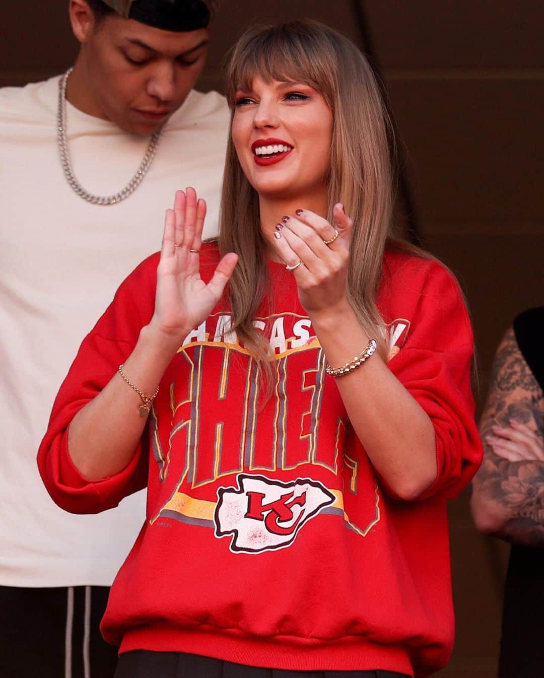 Cosmopolitanさんのインスタグラム写真 - (CosmopolitanInstagram)「Another Chiefs game, another roundup of iconic Taylor Swift pics. And TBH, there's a LOT to unpack here. The bracelet, the Brittany Mahomes handshake (there's video!), the after-party...and that's just the beginning. Get caught up at the link in bio. 🏈」10月23日 22時27分 - cosmopolitan