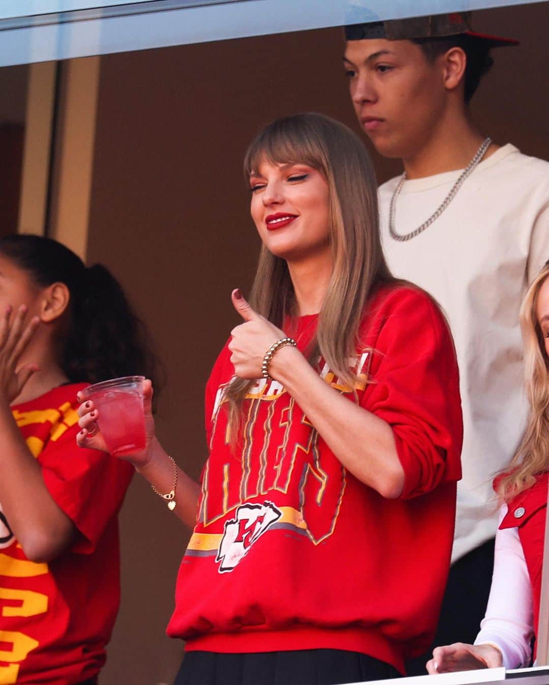 Cosmopolitanのインスタグラム：「Another Chiefs game, another roundup of iconic Taylor Swift pics. And TBH, there's a LOT to unpack here. The bracelet, the Brittany Mahomes handshake (there's video!), the after-party...and that's just the beginning. Get caught up at the link in bio. 🏈」