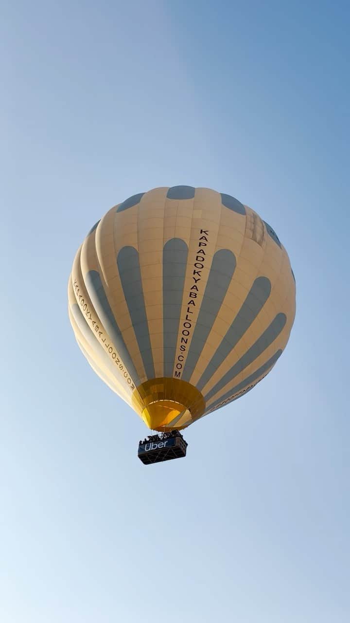 Uberのインスタグラム：「Now arriving: Uber Balloon. We’re putting your bucket list at your fingertips - hot air balloons in Cappadocia, Turkey now bookable in advance using Uber Reserve.  Available October 23 - November 19, sunrise 🌅 flights take off each morning, offering sightseers stunning views from 3,000 feet in the air.  See app for details! 🎈🎈🎈」