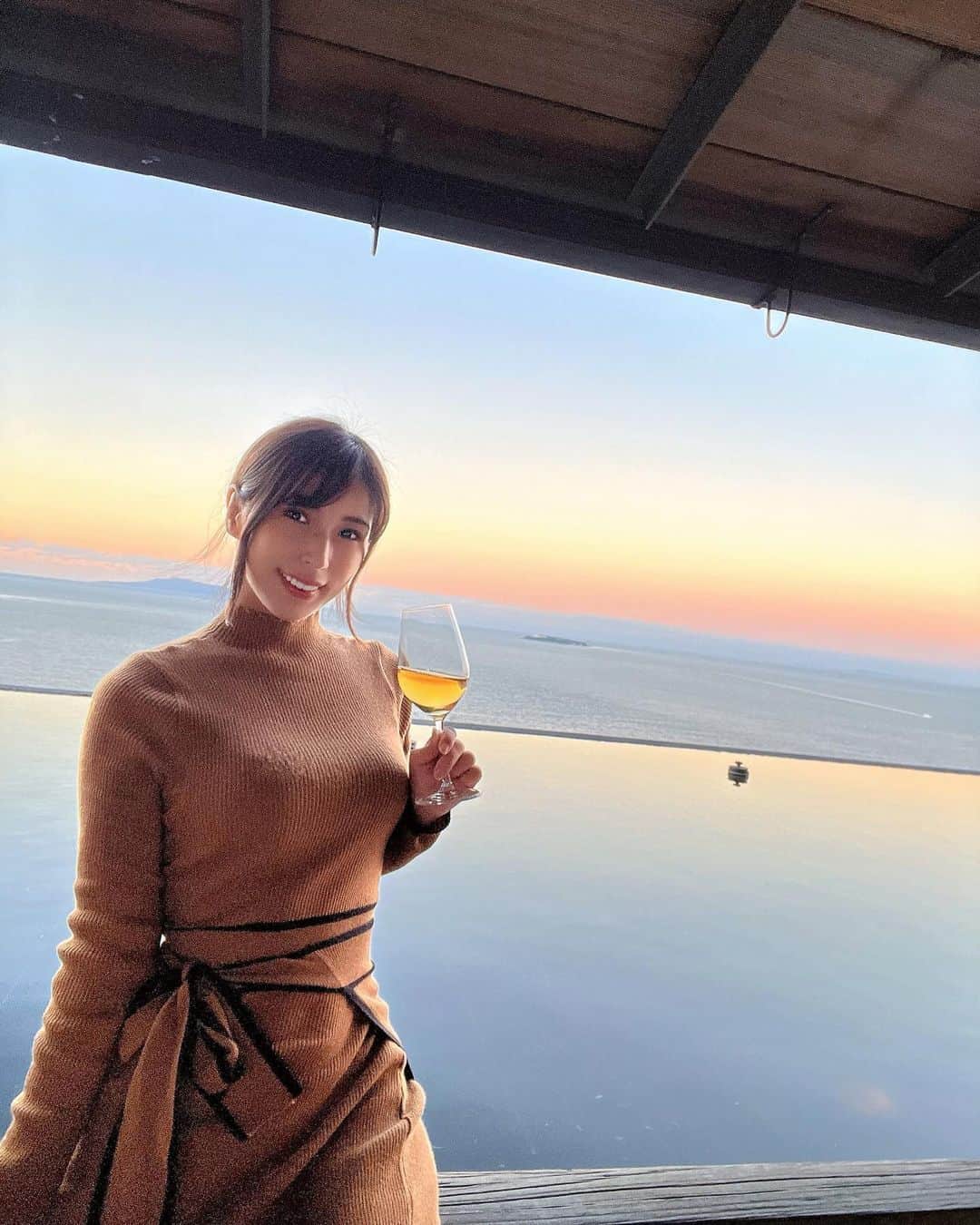 星野ナミのインスタグラム：「Enjoying this amazing view of the sea 🌊 Relaxed in an onsen, which revitalized my skin. So Smooth! 🫠」