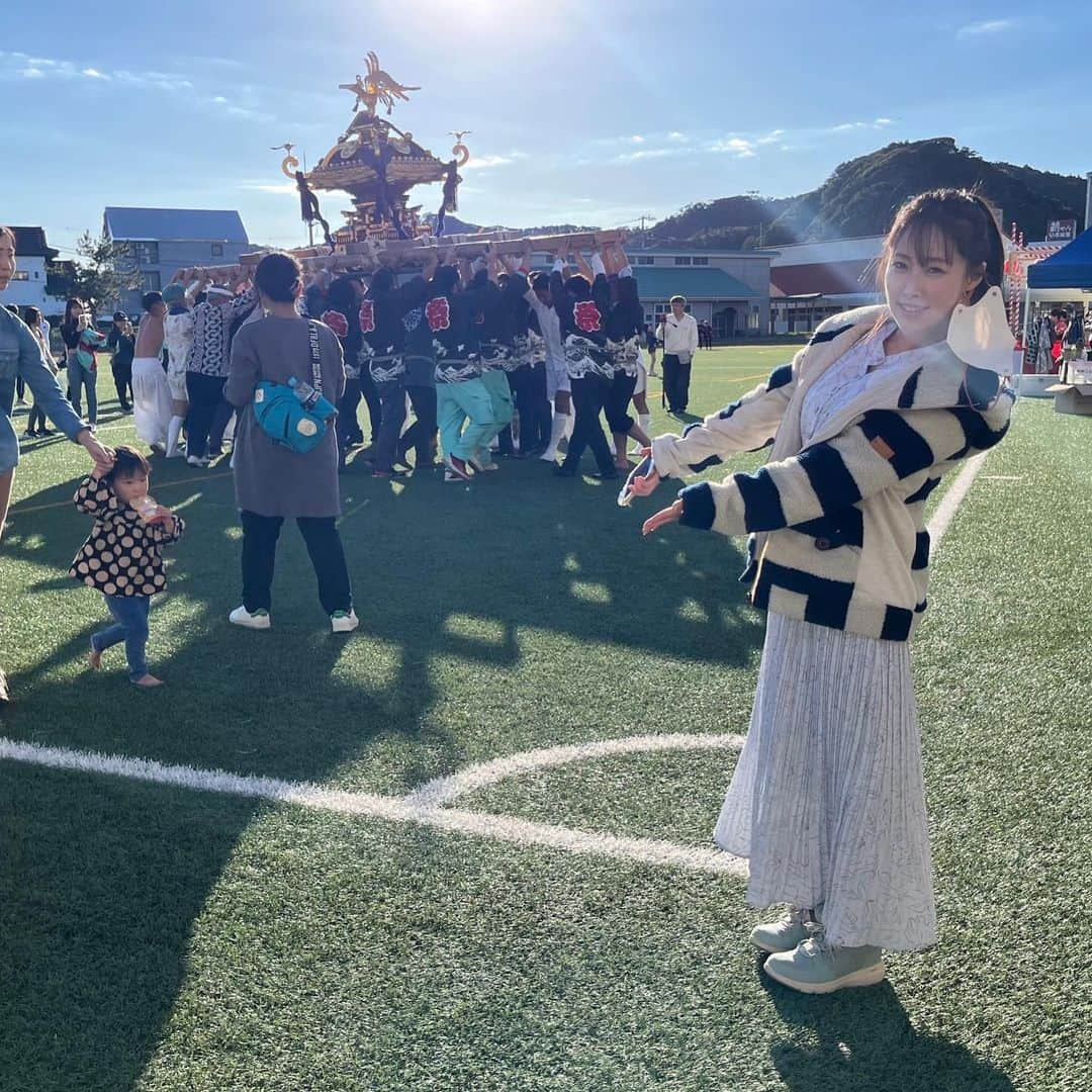 風谷南友さんのインスタグラム写真 - (風谷南友Instagram)「昨日は、ラジオで何度かお話お聞きしていた、#大蓉ホールディングス さんの『植林による緑の保全活動プロジェクト』（＠千葉県鴨川市）    にいってきました✨楽しかったですーー(*≧∀≦*)  大蓉ホールディングスさんは、 『一般社団法人 自然環境保全委員会』を設立し、 いつもいらして下さる山下さんが、代表をされていて、千葉県鴨川市で“植林による緑の保全活動プロジェクト”を実施してくださっています！✨    ◎2017年、鴨川市で、樹木の伝染病によって、ナラの仲間の木々が枯れてしまう 『ナラ枯れ』というのが発生し、その被害が拡大していることが分かりました。   ◎そんな状況を自然環境保全委員会さんが知り、“我々にに何かできないか”と協議した結果、 『ヤマザクラ』を植林して、山林の保護と安全に努めることを決定されました！  今回10/22日が、『第2回 #植林祭 』で、 小湊さとうみ学校で、『ヤマザクラ』を1000本の無料配布が行われました✨🌸    　ヤマザクラの開花は、およそ5年といわれています。 子供の時に植えて、大人になっても里帰りする楽しみが増え、 次の世代にも繋げていければ・・との想いもあるそうです✨   また、コロナ禍が続く中、鴨川ではお祭りの開催ができず、 同じようにお神輿も、人の目に触れる機会がなくなっていたそう。   そんな中、地元のお神輿の有志者の方々が声を上げていただき、 この植林祭当日に向け、特別にお神輿を準備していただく事に！   特別に準備いただいたお神輿なので、“神様のお出まし・神幸（しんこう）”とは関係なく、 誰でも担ぐことができたのです！  と言っても、とっっっっても重いので、腕に自信のある男性しか持てません😹 なので、絶賛応援‼️📣✨✨  歩くだけでも大変なのに、たまに上下に波の🌊ようになるのが迫力ありました‼️💪  そして子供神輿も！一緒に上下してりしてとても可愛いかったのですー😻  お神輿は信仰のものなので、なかなか担ぐ事はできないので貴重な体験ですね！✨✨  他にもお祭りなので、お店が出ており、地元のお菓子や野菜、お魚！近くに鯛の浦という有名な漁港も✨  お菓子やお魚美味しかったです♪  プロの方のボクシング🥊が間近で見れたり✨  とにかく鴨川は太陽にパワーがあって、元気を貰いました！まさに太陽のトマトですね🍅✨  来年の #さくらフェス も楽しみですね❣️🌸✨」10月23日 22時31分 - nayu.jp_149cm