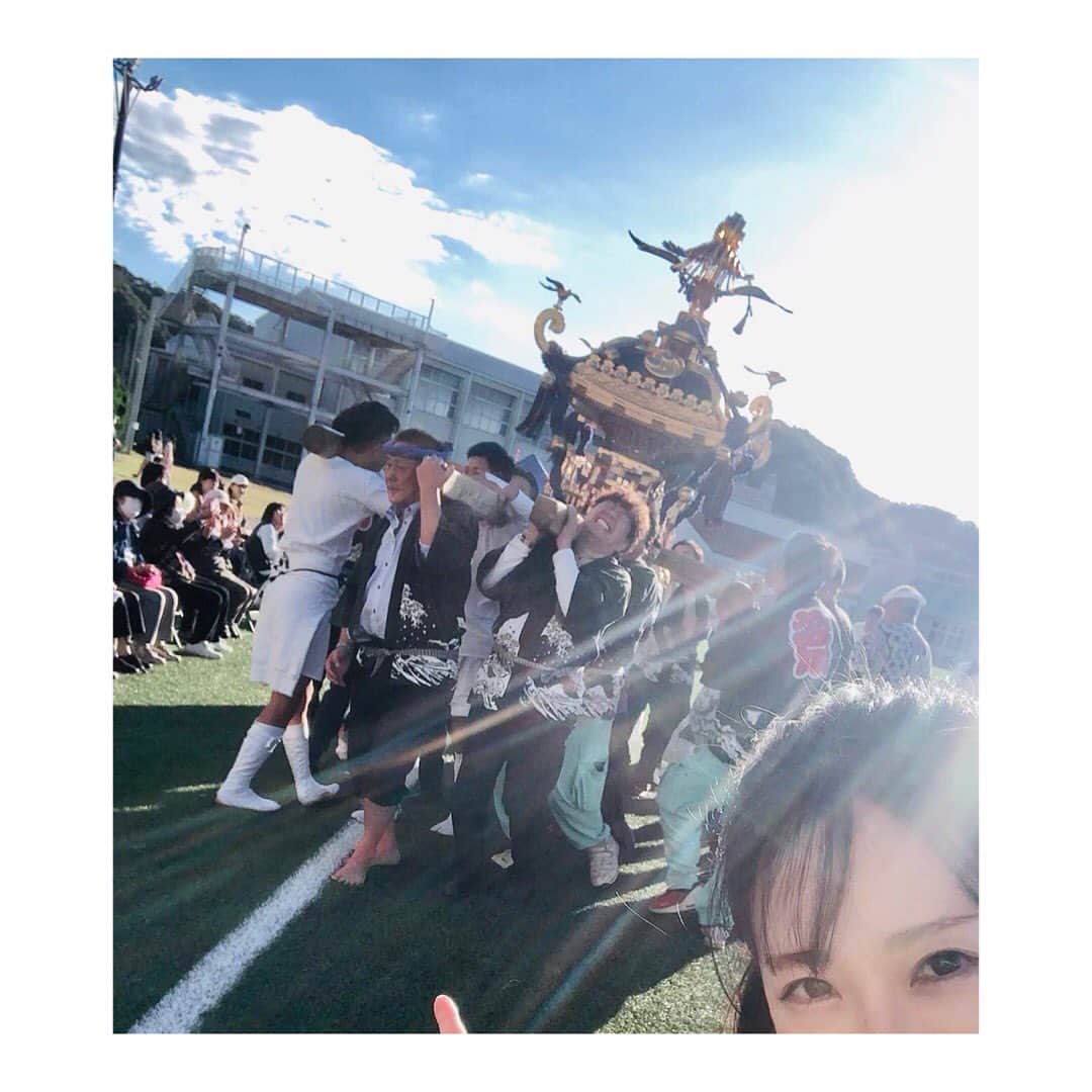 風谷南友のインスタグラム：「昨日は、ラジオで何度かお話お聞きしていた、#大蓉ホールディングス さんの『植林による緑の保全活動プロジェクト』（＠千葉県鴨川市）    にいってきました✨楽しかったですーー(*≧∀≦*)  大蓉ホールディングスさんは、 『一般社団法人 自然環境保全委員会』を設立し、 いつもいらして下さる山下さんが、代表をされていて、千葉県鴨川市で“植林による緑の保全活動プロジェクト”を実施してくださっています！✨    ◎2017年、鴨川市で、樹木の伝染病によって、ナラの仲間の木々が枯れてしまう 『ナラ枯れ』というのが発生し、その被害が拡大していることが分かりました。   ◎そんな状況を自然環境保全委員会さんが知り、“我々にに何かできないか”と協議した結果、 『ヤマザクラ』を植林して、山林の保護と安全に努めることを決定されました！  今回10/22日が、『第2回 #植林祭 』で、 小湊さとうみ学校で、『ヤマザクラ』を1000本の無料配布が行われました✨🌸    　ヤマザクラの開花は、およそ5年といわれています。 子供の時に植えて、大人になっても里帰りする楽しみが増え、 次の世代にも繋げていければ・・との想いもあるそうです✨   また、コロナ禍が続く中、鴨川ではお祭りの開催ができず、 同じようにお神輿も、人の目に触れる機会がなくなっていたそう。   そんな中、地元のお神輿の有志者の方々が声を上げていただき、 この植林祭当日に向け、特別にお神輿を準備していただく事に！   特別に準備いただいたお神輿なので、“神様のお出まし・神幸（しんこう）”とは関係なく、 誰でも担ぐことができたのです！  と言っても、とっっっっても重いので、腕に自信のある男性しか持てません😹 なので、絶賛応援‼️📣✨✨  歩くだけでも大変なのに、たまに上下に波の🌊ようになるのが迫力ありました‼️💪  そして子供神輿も！一緒に上下してりしてとても可愛いかったのですー😻  お神輿は信仰のものなので、なかなか担ぐ事はできないので貴重な体験ですね！✨✨  他にもお祭りなので、お店が出ており、地元のお菓子や野菜、お魚！近くに鯛の浦という有名な漁港も✨  お菓子やお魚美味しかったです♪  プロの方のボクシング🥊が間近で見れたり✨  とにかく鴨川は太陽にパワーがあって、元気を貰いました！まさに太陽のトマトですね🍅✨  来年の #さくらフェス も楽しみですね❣️🌸✨」