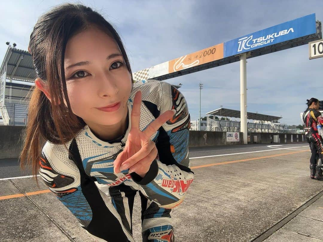 葉月美優さんのインスタグラム写真 - (葉月美優Instagram)「❥つくばサーキットコース2000  CBR250RRで走るのは2回目。 だいぶ慣れてきて前回よりも楽しく走れました💕  次走るときはしっかり考えながら走りたいです！  RACINGSUIT/GLOVE▷ HYOD @hyod_official   BOOTS▷ alpinestars @alpinestars   #つくばサーキット #tc2000 #筑波サーキット #cbr250rr #hondabike #hondadream #cbr #バイク女子 #バイク好きな人と繋がりたい #バイクが好きだ #バイクファッション #hyod #alpinestars #ライディングウェア #バイク初心者 #バイク動画 #サーキットトレーニング #サーキット女子 #バイク旅 #バイクツーリング #bikegirl #racequeen #レースクイーン #大型バイク女子 #大型バイク #ロードバイク #バイク女子フォト #ホンダドリーム #tuono660 #ホンダバイク」10月23日 22時32分 - miu_haduki