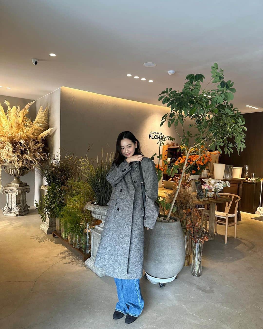 ソンシンのインスタグラム：「오랜만에 나간 압구정에서 주차에 길찾기 또 버벅거리고..ㅋㅋ 하 어떻게 맨날 이 붐비는곳에서 일했을까요 🤪🤪  오랜만에 다연이랑 미팅하면서 멘탈도 잡고 맛있는것도 먹고  근데 전 이제 완벽한 아주미가 된듯해요 .. 꽃보이면 무조건 사진찍음…   이 코트는 수량이 저엉말 없어서 저만 파리갈때 입으려고 챙겨놨는데 수량 없어도 반짝으로 오픈해볼까요..? 대신 착한가격으로! 어때요?   수량 너무 없어서 혼날고같음 ..🥲」