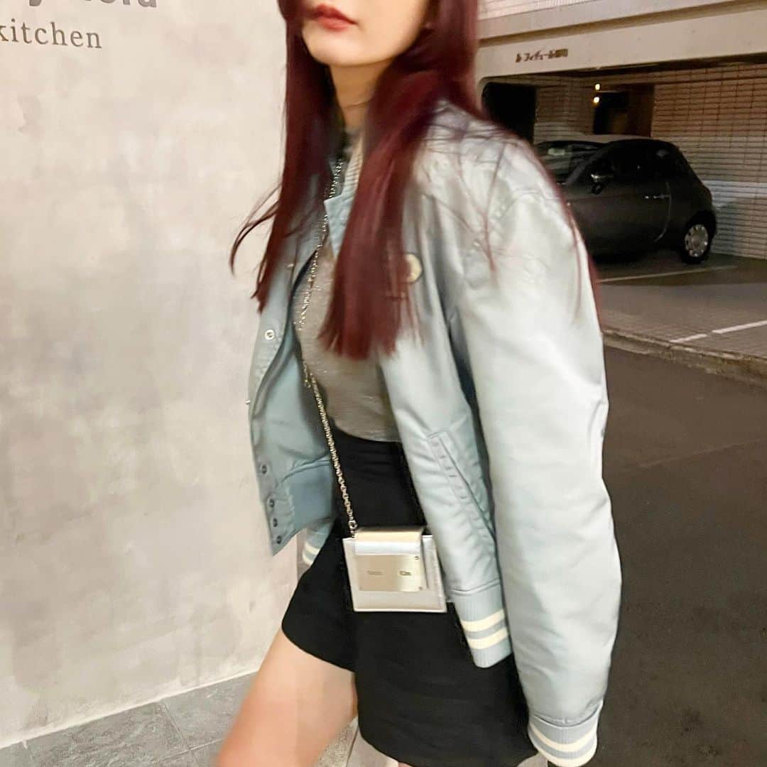 渡辺真実絵のインスタグラム：「_ 夜涼しい〜🩵🤍  JK @beautifulpeople_officialsite BAG @matinkim_magazine   週末は、夕方ちょこっと外に出て 表参道にある @bemyflora_kitchen で アフタヌーンティーセットを 🫖😮‍💨🩷 最近よく載せてる酵素のお店だよ✌️  グルテンフリーのラインナップで セイボリーとスイーツの割合もちょうど良くって👍 ずっと食べてみたかった @bemyflora の "発芽玄米もち" も食べられて満足 🥺 🤍  ここ本当〜ドリンクもとっても美味しいので ぜひチェックしてくださいな ☑️  (ちなみにイチオシは🍅ジュース🫶)  #beautifulpeople #matinkim #bemyflora #bemyflorakitchen #glutenfree #afternoontea #表参道カフェ #アフタヌーンティー #アフタヌーンティーセット」