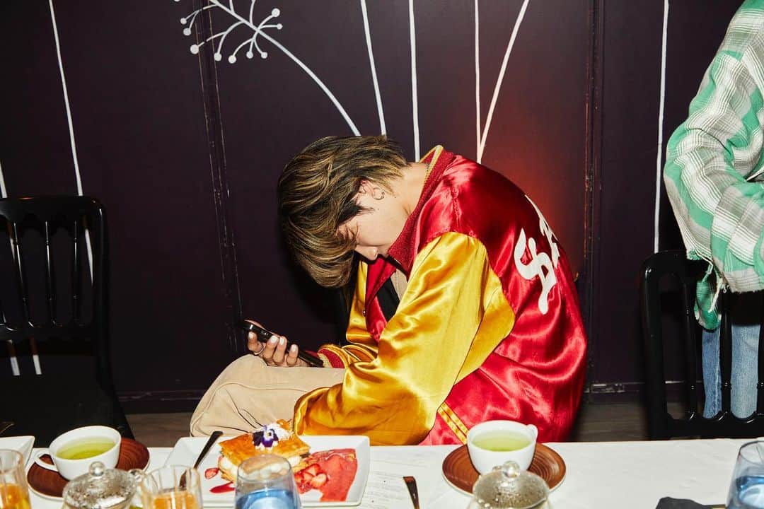 長山一樹さんのインスタグラム写真 - (長山一樹Instagram)「カレンダー撮影最終日、ベガスからLAに戻った夜に、イタリアンレストランで行われた打ち上げの様子。  最後力尽きたリーダーやまとさんの絵がとても印象的。  朝から晩までハードなスケジュール撮影がありながらも、夜中ほぼ毎日Youtubeの撮影をしていたコムドットのバイタリティーとタフさはトップクリエイターとしてほんとにリスペクト。  好きな事にまっすぐ突き進む彼らの姿勢が表れたコムドット2024年のカレンダー撮影に携われて感謝いたします。  @com.youtuber  @com.yamato  @com.yuta  @com.hyuga  @com.amugiri  @com.yuma  Editor @tomoko_kodera  Stylist #吉田さん  Hairmake @continue_toshiyasuoki  Hairmake assistant @continue_asuka  Coordinator @megu_meg @sumiiiiseales  Driver @melon_takuma @calligraphybymimi  Photographer @kazuki_nagayama   #コムドット  #2024カレンダー  #lasvegas  #写真  #ポートレート  #kazukinagayama  #長山一樹」10月23日 22時41分 - kazuki_nagayama