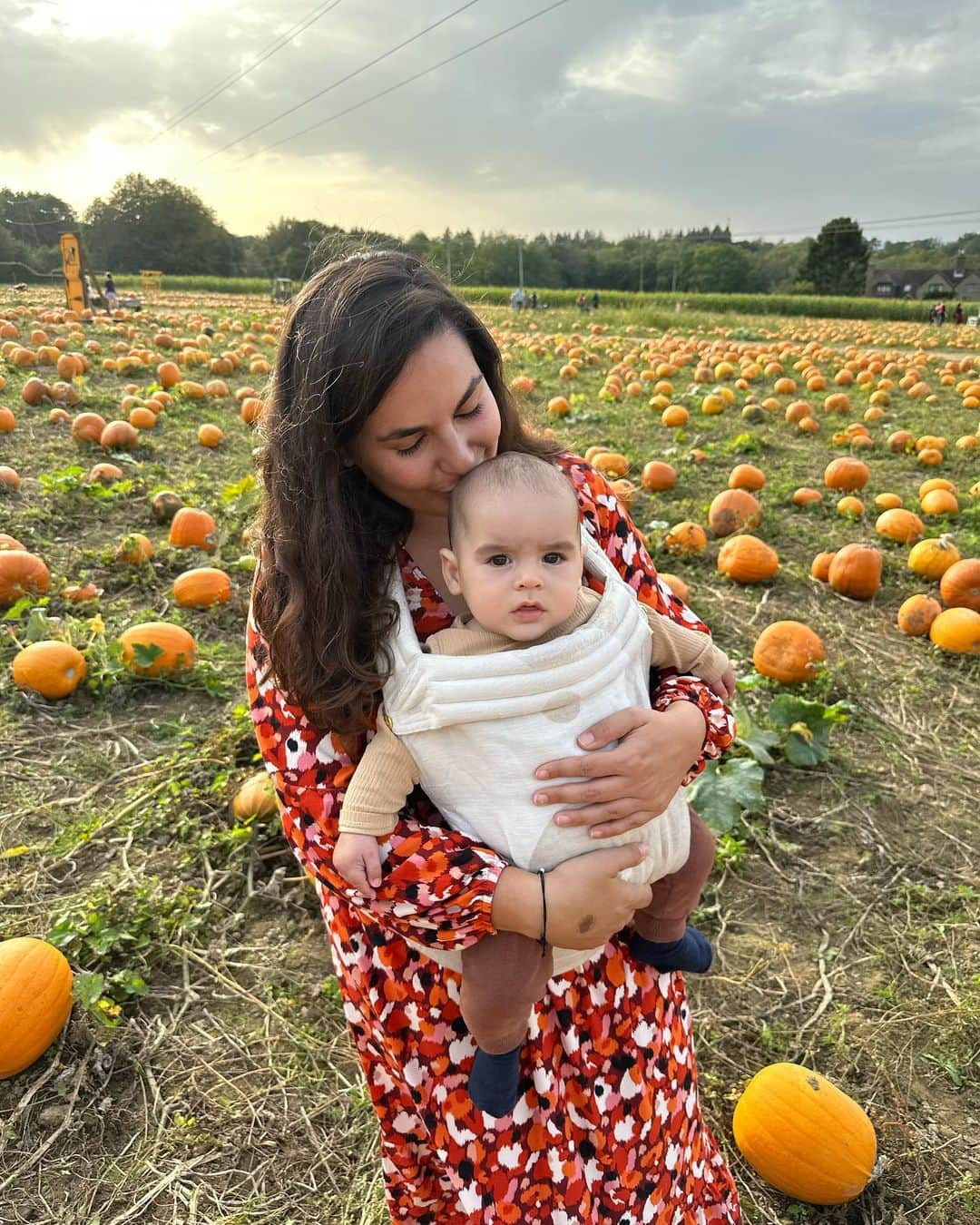 ルイス・コールさんのインスタグラム写真 - (ルイス・コールInstagram)「Autumn moments 🍂 To be honest, I’m not into the spooky stuff. I don’t watch scary movies and some of the Halloween decorations creep me out 😬 But I love everything else about this time of year - the crisp air, cozy evenings, golden leaves, warming soups and countless cups of tea 😍 What about you, what’s your favorite thing about fall?」10月23日 22時34分 - rayawashere