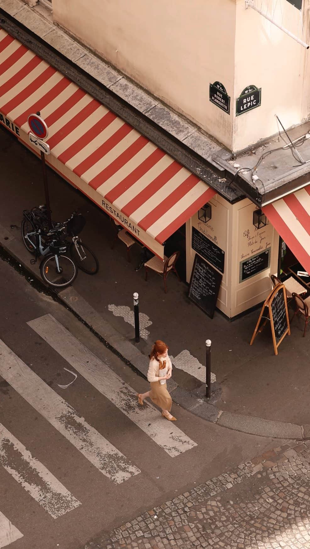 コートニー・ハルヴァーソンのインスタグラム：「A simple yet effective solution 🥖🥖 I really loved getting to practice my (admittedly limited) French while in Paris last month; I studied French in Junior High and a little in High School, so not all of it is easily remembered. But I do my best to try when I can and have learned so much more simply by speaking. Forever grateful to waiters and shop owners for being patient with me while I muddle my way through their beautiful language.   ps : if you’re actually looking to learn, I’ve really been enjoying @hellofrenchnyc’s account. She does such a beautiful job of creating content that is educational and still fun and engaging.  . . . Wearing a look by @sezane and carrying baguettes that were turned into some particularly excellent sandwiches that were eaten soon after. #sezane #paris #vintagevibes #alafrancaise」