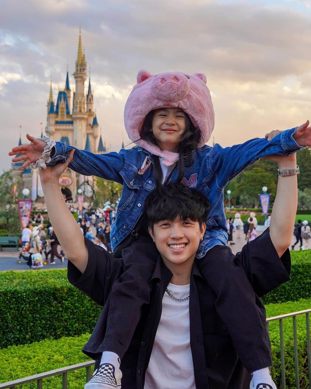 Ranz Kyleのインスタグラム：「Happiest birthday to my lil sister @onewithnatalia 🥳 big bro will always be here for you no matter what!! ❤️」