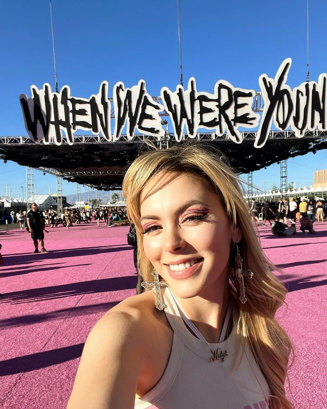 Nadya Antonさんのインスタグラム写真 - (Nadya AntonInstagram)「✨When We Were Young✨ Mi primer festival y hasta desmayo hubo! Quién se apunta para el que sigue?! Accessories 💎 @silhouette28  #whenwewereyoungfestival #lasvegas」10月23日 22時39分 - nadyasonika