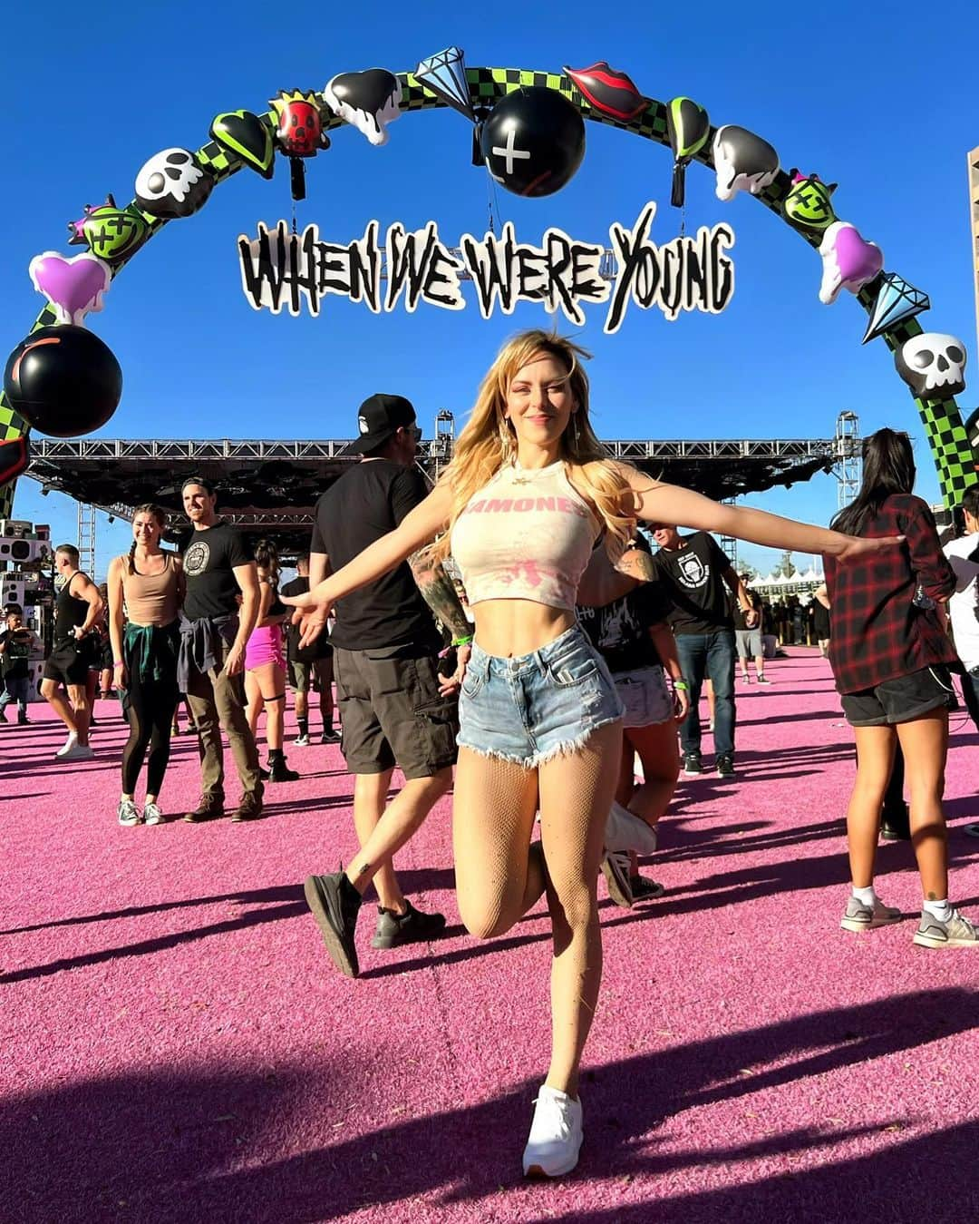 Nadya Antonのインスタグラム：「✨When We Were Young✨ Mi primer festival y hasta desmayo hubo! Quién se apunta para el que sigue?! Accessories 💎 @silhouette28  #whenwewereyoungfestival #lasvegas」