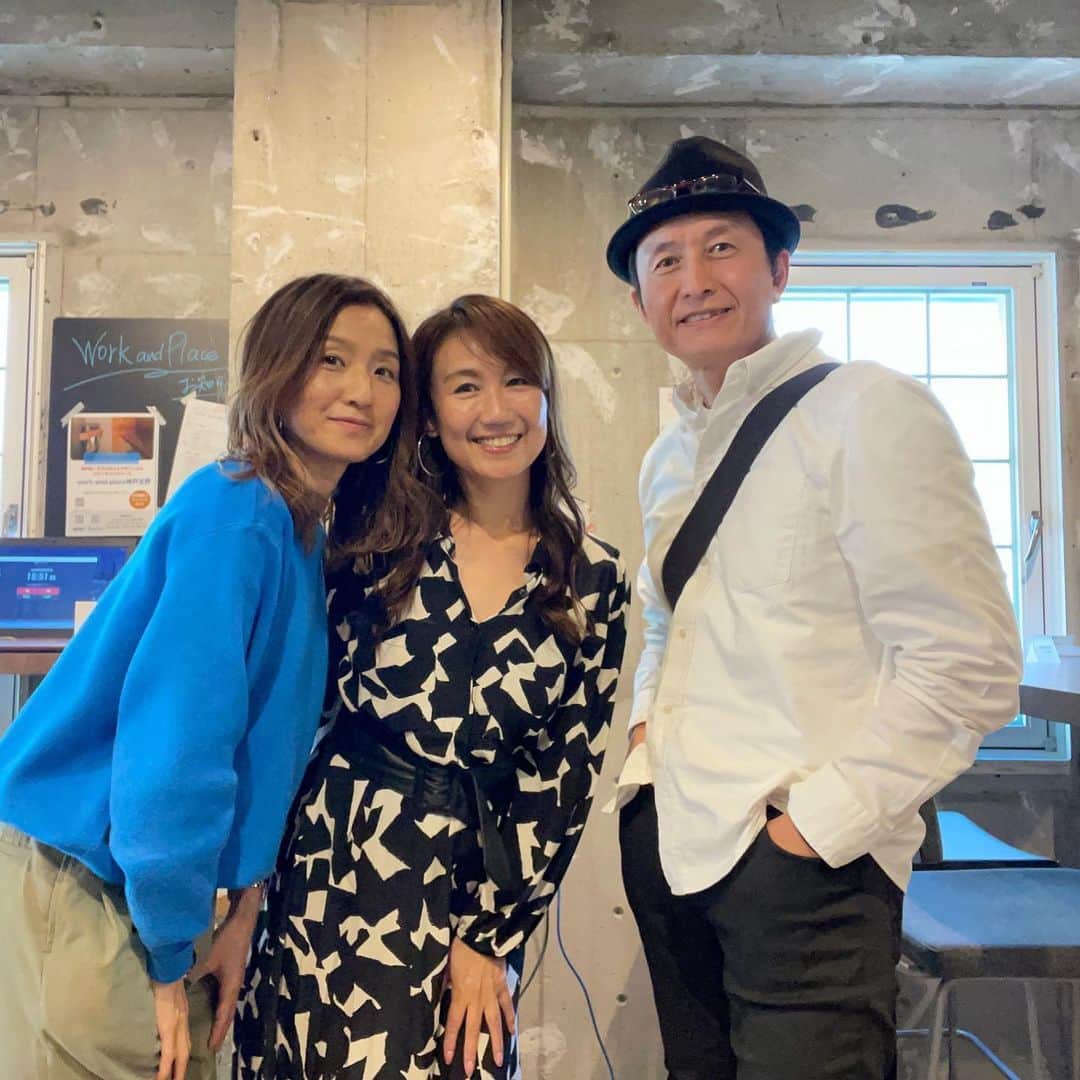 小林万希子のインスタグラム：「・  昨日今日と続けて @work_and_place へ🎤✨  素敵な方のトーキングレッスンでした✨✨  仕事でいろんな方にお会いしますが 「素敵だな〜✨」と 思う方にも意外にいろいろ悩みがあって…  なんでそんな風に思うの？と 側から見たら不思議なんですけど  その方自身じゃないと分からない事って たくさんありますよね🌸  いろんなお話ができたレッスンタイムでした♪  「こうやってお話することが、もう私のレッスンになっているんです☺️」と、とってもシンプルにサラッと素敵なことを言って下さる💓👏笑  そんな謙虚な方なんですが やっぱりトップのオーラは隠しきれてないんですよね✨✨ そこが又素敵なところです♪  今日はたくさんお話できてよかったです！ 又ぜひ❗️ありがとうございました😊💓  ÷÷÷÷÷÷÷÷÷÷÷÷÷÷÷÷÷÷÷÷÷÷÷÷  いつもは神戸にいる事が多いオーナーの奥様ゆかさんが 今日は珍しく芦屋担当✨ そして、久しぶりに石橋さんもいらっしゃったので 3人でパチリ✨✨ @st.rooney   お天気がよくて陽の光が差し込んでる日は特に思う💕  work and placeは やっぱり素敵な空間です〜☀️」
