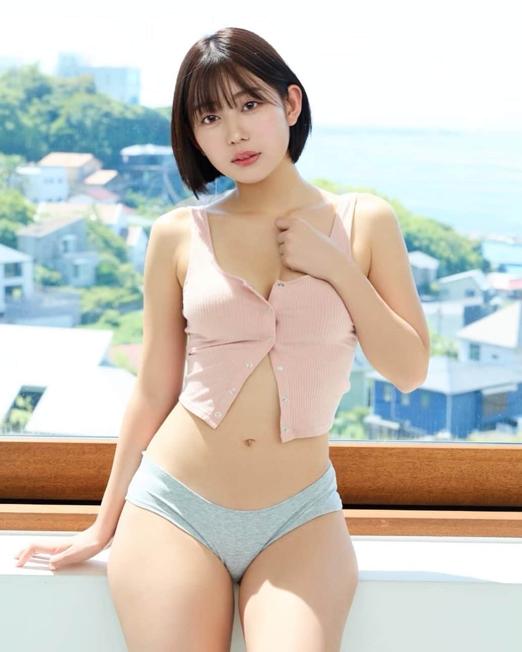 りーちゃんのインスタグラム：「FRIDAY発売中です！ デジタル写真集は完全版で配信中😳  ぜひ見てください♪  そして、誕生日イベントまで5日となりました！ ハイライトのリンクから予約できます😚  楽しい時間を一緒に過ごしてください🫶  #FRIDAY #グラビア　#ショートボブ　#生誕祭」