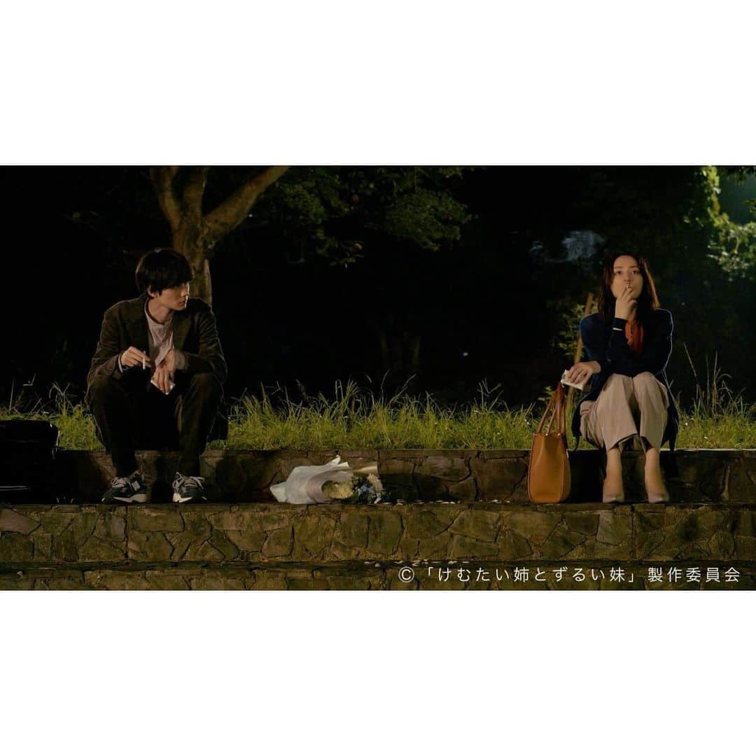 のインスタグラム：「. 3話をチラ見せ📸 ふたりは何を話しているのでしょうか🦋  ／ 『#けむたい姉とずるい妹 』 第3話は今夜11:06から🪄 放送まであと15分！！ ＼  1、2話は #TVer で無料配信中🎗 tver.jp/episodes/ephkhavw72 U-NEXTなどでも配信中💠  #テレビ東京 #けむずる  #栗山千明 #馬場ふみか #栁俊太郎  #桜田通 #雛形あきこ」
