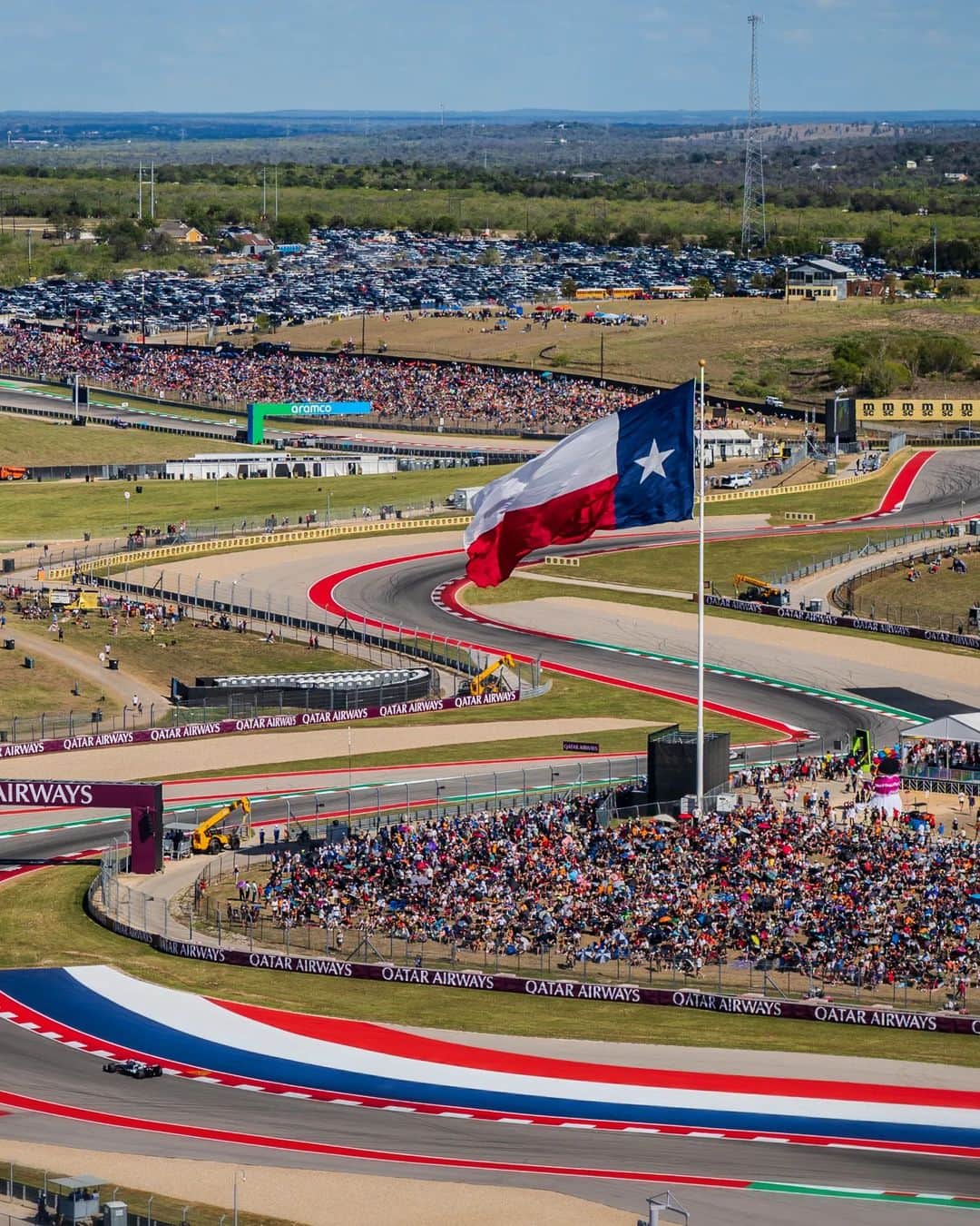 Rich McCorさんのインスタグラム写真 - (Rich McCorInstagram)「A weekend at @cota_official for the @f1 (with the bonus of @officialqueenmusic) looks a little bit like this ☝🏻  @traveltex #TexasToDo #LetsTexas @visitaustintx #TrueAustin #USGP」10月23日 22時50分 - paperboyo