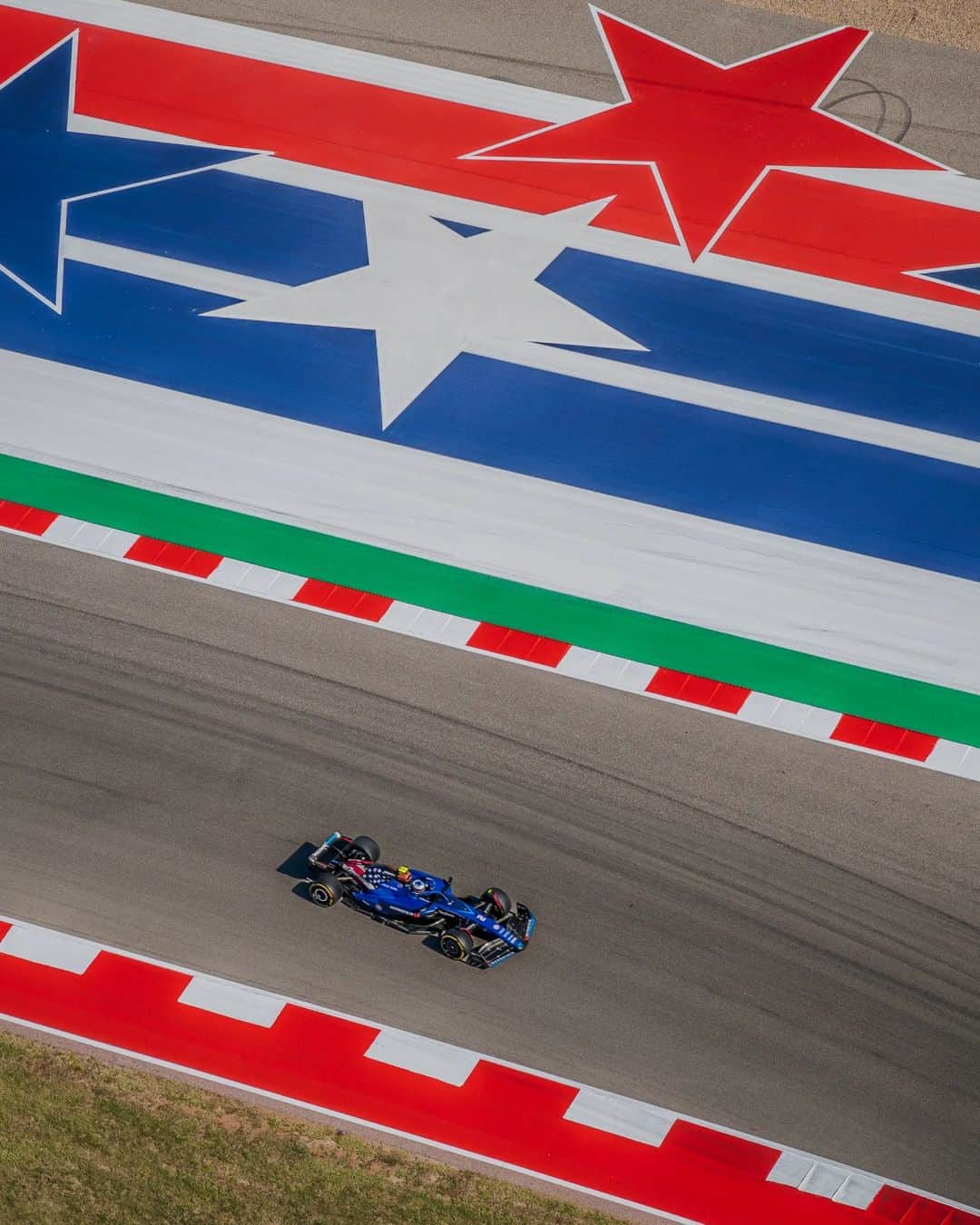 Rich McCorさんのインスタグラム写真 - (Rich McCorInstagram)「A weekend at @cota_official for the @f1 (with the bonus of @officialqueenmusic) looks a little bit like this ☝🏻  @traveltex #TexasToDo #LetsTexas @visitaustintx #TrueAustin #USGP」10月23日 22時50分 - paperboyo