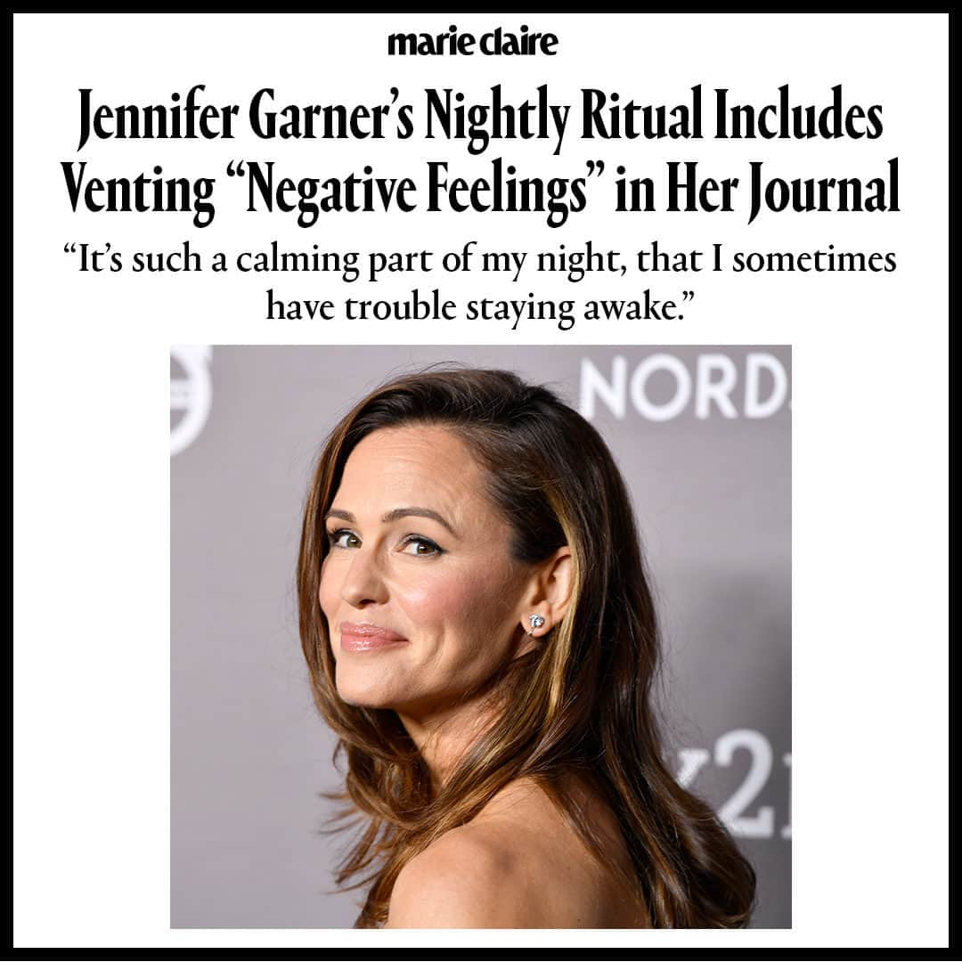 マリクレールのインスタグラム：「“If somebody ever finds my journals (God forbid), they’ll read a lot of me kvetching just to dump it out and vent so it stays on the pages instead of staying in me,” @jennifer.garner tells Marie Claire.  At the link in bio, #JenniferGarner speaks with MC's @samholender about the current wellness rituals she turns to to find her calm, reset, and stay balanced. photo: @gettyimages」