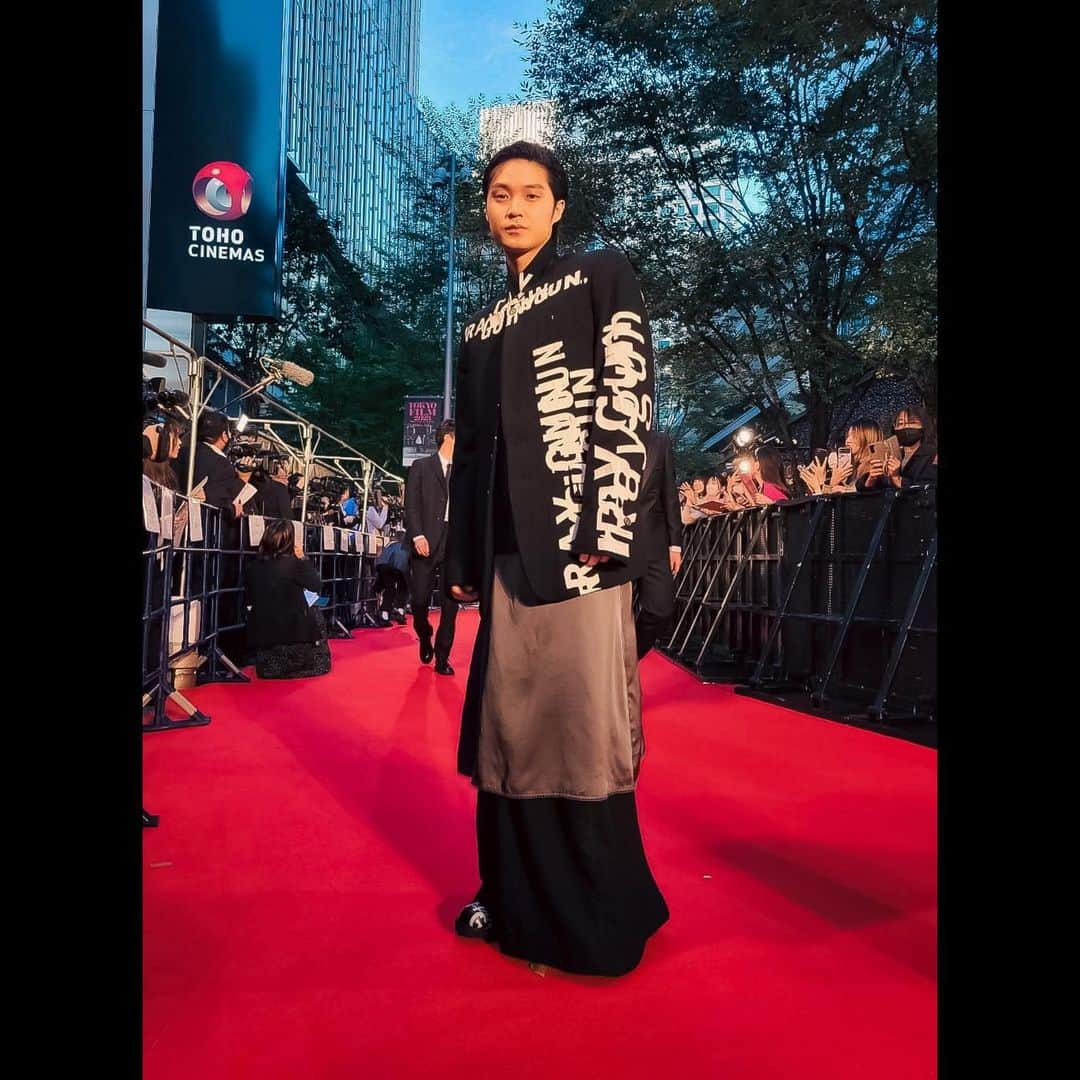 磯村勇斗さんのインスタグラム写真 - (磯村勇斗Instagram)「.  『第36回東京国際映画祭』  参加してきました。  レッドカーペット1回目は、城定秀夫監督達と歩きました。 今回の映画祭で、城定監督特集があります。 昨年公開した「ビリーバーズ」も上映されるので、とても嬉しいです。  皆さん是非、観にいらして下さい！  #東京国際映画祭  #tiff2023 #城定秀夫 監督 #ビリーバーズ」10月23日 22時43分 - hayato_isomura