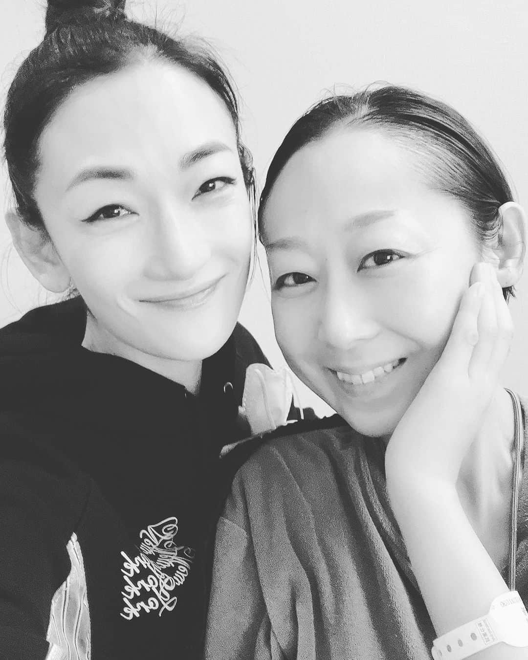 冨永愛のインスタグラム：「⁡ あまり苦しまずに逝けたのは良かった というのは私の勝手 もう少し生きていてほしかった というのも私の勝手 愛を悲しませたくないから死にたくない と言ったのはあなたの勝手 ⁡ 最後に会ったあなたはとても元気で　透き通るような目をしていたよ そして今日のあなたは　眠り姫のように美しくそこに横たわっていた ⁡ ありがとう惠美子 また会おう　私もそのうちにいく ⁡」