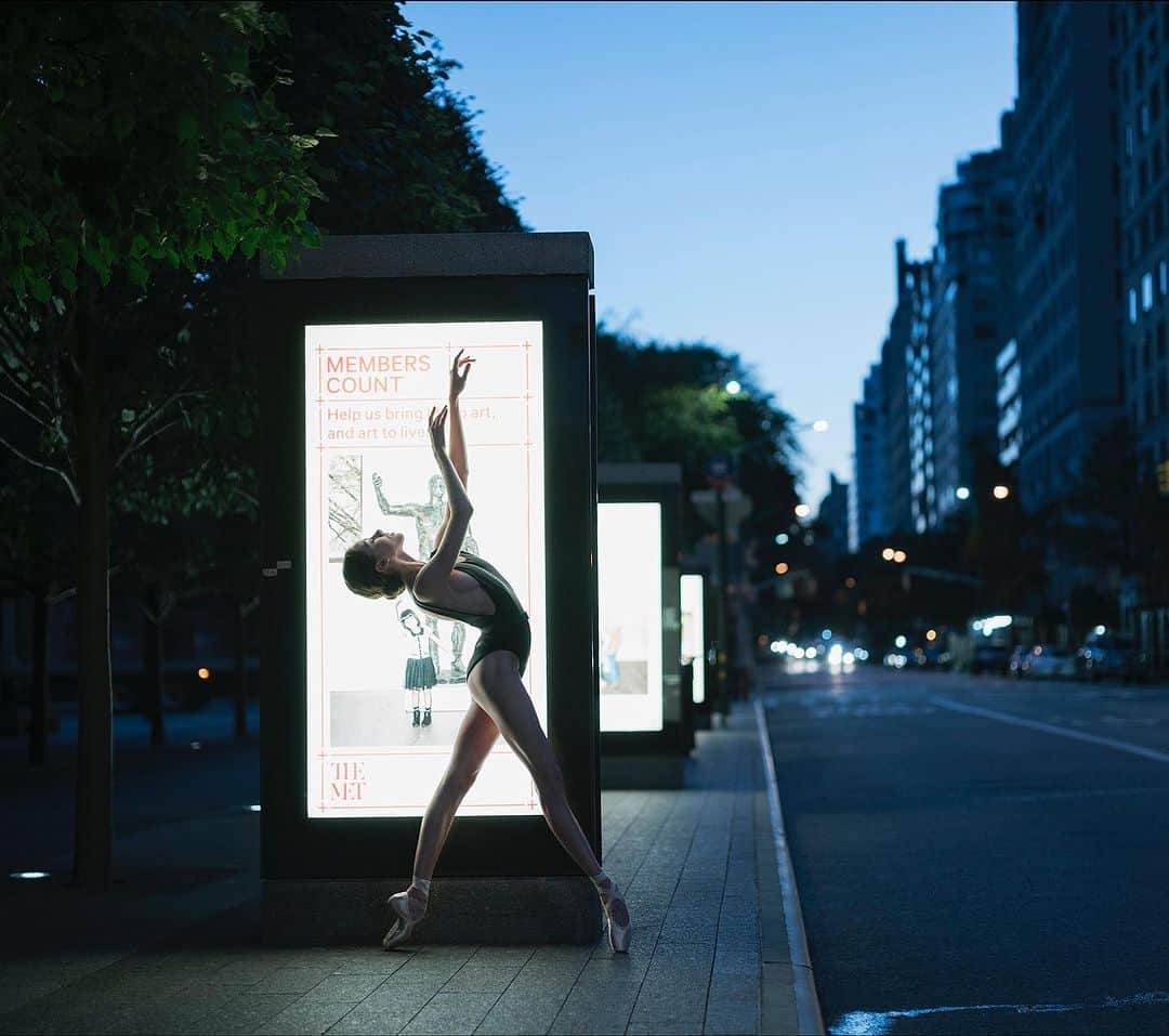 ballerina projectさんのインスタグラム写真 - (ballerina projectInstagram)「𝐊𝐚𝐭𝐢𝐞 𝐁𝐨𝐫𝐞𝐧 on 5th Avenue.   @katieboren1 #kathrynboren #ballerinaproject #5thavenue #metropolitanmuseumofart #newyorkcity #uppereastside #ballerina #ballet #dance   Ballerina Project 𝗹𝗮𝗿𝗴𝗲 𝗳𝗼𝗿𝗺𝗮𝘁 𝗹𝗶𝗺𝗶𝘁𝗲𝗱 𝗲𝗱𝘁𝗶𝗼𝗻 𝗽𝗿𝗶𝗻𝘁𝘀 and 𝗜𝗻𝘀𝘁𝗮𝘅 𝗰𝗼𝗹𝗹𝗲𝗰𝘁𝗶𝗼𝗻𝘀 on sale in our Etsy store. Link is located in our bio.  𝙎𝙪𝙗𝙨𝙘𝙧𝙞𝙗𝙚 to the 𝐁𝐚𝐥𝐥𝐞𝐫𝐢𝐧𝐚 𝐏𝐫𝐨𝐣𝐞𝐜𝐭 on Instagram to have access to exclusive and never seen before content. 🩰」10月23日 22時45分 - ballerinaproject_