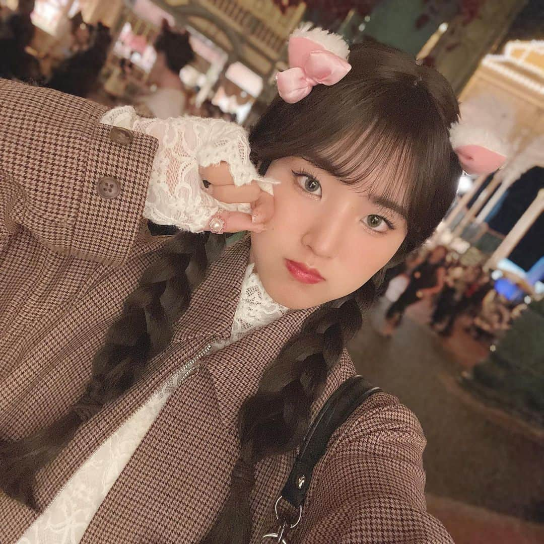 小島はなのインスタグラム：「・ 夏より冬のディズニー派です🫶🏻 ・ #はなとディズニー #Disneyland #ディズニーランド #AMEFURASSHI #小島はな #マリーちゃんコーデ」