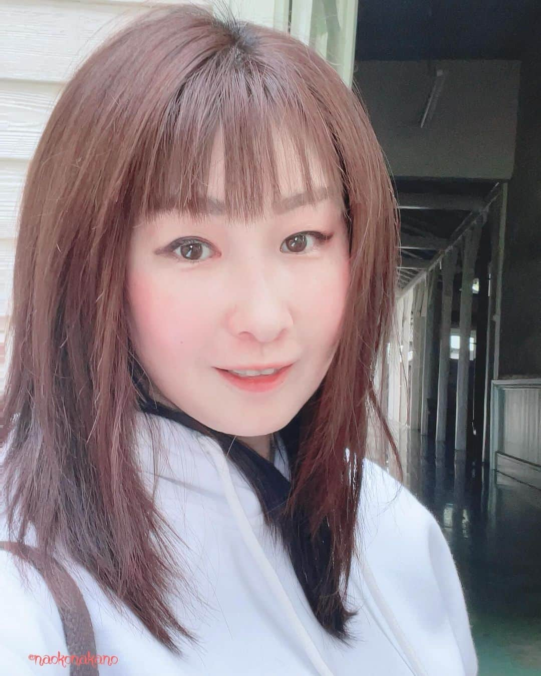 中野菜保子さんのインスタグラム写真 - (中野菜保子Instagram)「. 「大学にて講師♪好きなコトでメシを食う」 . 写真🍎🍎🍎🍎🍎🍎🍎🍎🍎🍎枚 1:愛大グラウンド 3:掲示板 5:控え室 7:豊橋名物ピレーネ新作 8:オーベルジーヌは美味しい 10:電車の広告が美人だった . ご機嫌いかがですか？（≧∇≦）？  もう何年経つかな 10年も経ってないか？？  母校の愛知大学にて 「好きなコトでメシを食う」という 楽しい講義(笑)をさせて頂いて 結構経ちます。  毎回、質問に来てくれる学生さんが 必ずいて  クリエイティブに仕事をしたいヒトは 増えているんですよね  世の中の価値観が追いついていないところで  仕事は辛いものという固定観念から なるべく楽しめるような環境づくりへ  楽しむコトといい加減なコトは違う 責任のある自由を謳歌するのは 面白いし  結局、センスとは思いやりですから キモチに余裕のある大人になりたいなぁって  いい大人が思っています🤭ふふ  目標や夢は あってもなくても良いし  このインスタを観てくださってる人たちが 「あ、なんか今日、良い感じで過ごせたな🍀」 って思ってくれてたら  中野菜保子は幸せです。 . . 面白いワークショップや講義をするぜい 全世界どこでもいくぜい  なんかスギちゃんみたいに なってるぜい  ちょこっとだけ 風邪ひいたので  皆様もお気をつけて、だぜぃ  🍓11月12日(日) ※講演会&朗読劇 『喜劇の途中』 〜知立の祖母と芝居の話、公演を添えて〜 朗読劇は『セロ弾きのゴーシュ』  ⏬詳細はコチラにもポストされます⏬ @syanhaijitensya 🍓 🍓 🍓 #愛知大学 #大学講師 #好きなコトでメシを食う  #国文学専攻  #パティオ池鯉鮒 #パティオ知立 #かきつばたホール #講演会 #朗読劇 #セロ弾きのゴーシュ #宮沢賢治  #ナオ部 #broadcastchannel  #一斉配信チャンネル #naosbarlight #サブスクリプション  #中野菜保子 #俳優  #actor #actress #脚本家 #演出家 #playwright  #scriptwriter #コラムニスト #columnist #hollywoodstars #変幻自在のカメレオン役者 #舞台製作 #映像製作」10月23日 22時47分 - naokonakano8319