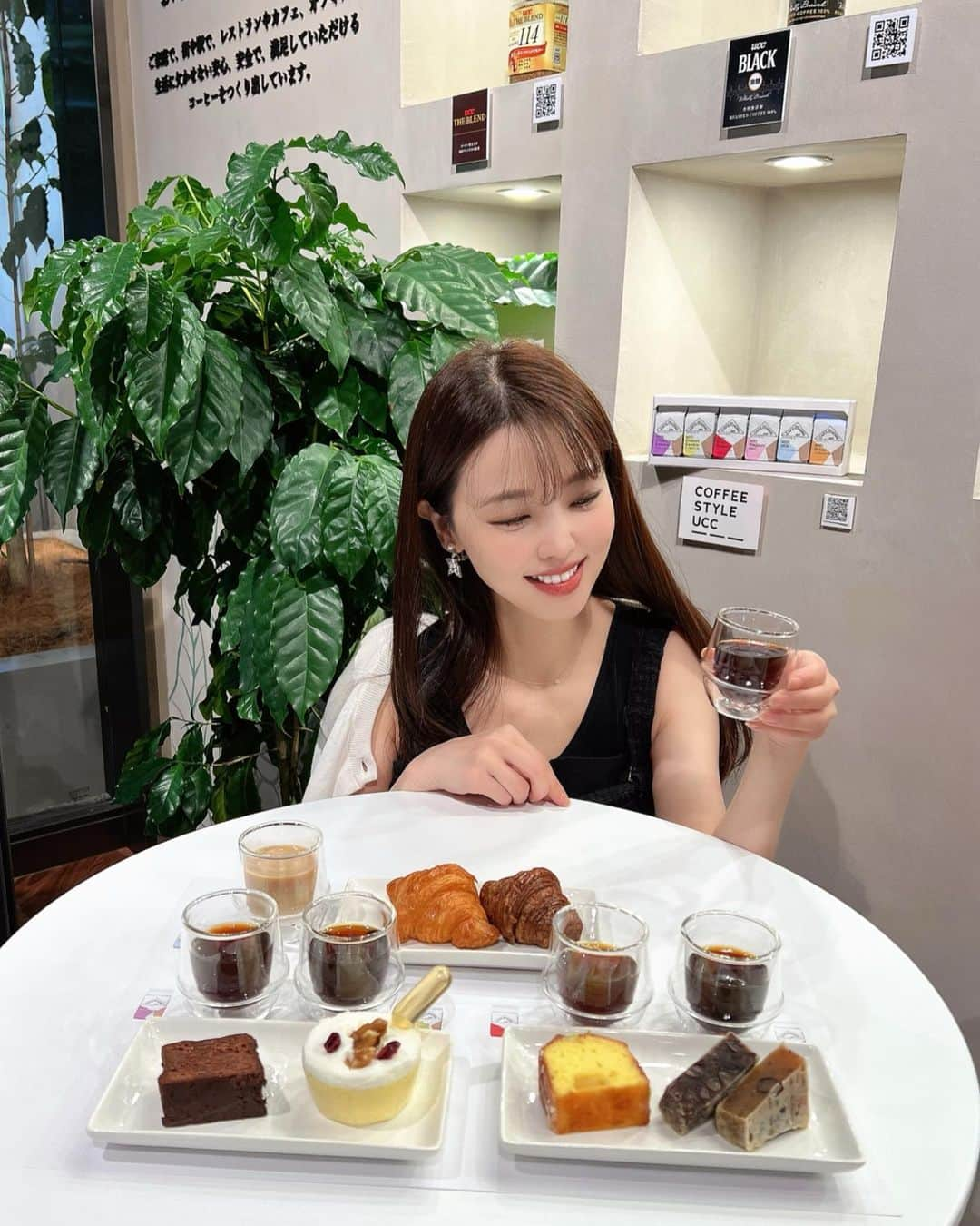 垰智子のインスタグラム：「その日の気分や食べる物に合わせて楽しむ @coffee_style_ucc  の｢Food with Coffee｣のイベントに参加して来たよ☕️ . 毎朝、コーヒーは必ず飲むほど大好きで、スィーツのお供にも もちろん飲んでいた珈琲☕️ . 今回、いろんな食べ物と合わせて楽しませて頂いた CAFE@HOME🤍 . 10月27日に新発売された1杯分の真空パックのドリップコーヒーなんだけど、おうちでのプチ贅沢の時間に食べるスイーツやグルメに合うように、UCCの独自技術で味覚設計をしたコーヒーなの🤎 . 今回ペアリングのコーヒーとスィーツ🥧 お互いの足りない部分を補完したり、同調したりする事で、 奥行きを生み出す事が出来たしてなんとなく合わせてた珈琲が 意味のある味わいに変わってとって楽しかったぁ☕️✨ . 本当に驚くほどに合わせる珈琲によって、味わいが変わるの😍 . 今回みたいに、フードとコーヒーのペアリングを楽しめるイベントが、11/3-5の3連休に浅草で開催されるからぜひ気になる人は 行ってみてほしい😊 . ペアリング体験は、事前予約も可能で、既に埋まってる会もあるから、早めにチェックしてみてね☕️ . . #PR #coffeestyleucc #coffee #coffeetime #food #ucc #珈琲  #コーヒー #coffeelover」