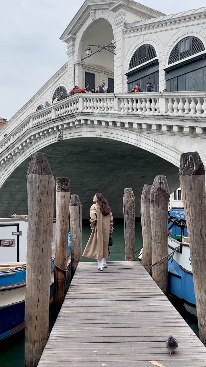ペオニー・リムのインスタグラム：「Venetian days. Wearing some of my absolute favs.  The zeros from @taylormorrisofficial are my most worn glasses. I have worn these ballet flats to death and they are so comfortable. My chunky knit high neck sweater @npealcashmere is perfection and I love my #hermeskelly25 for easy touristing. This chocolate brown striped shirt is a lovely find from @watthebrand and I’m still a big fan of white @levislondon .  #npealbypeonylim」