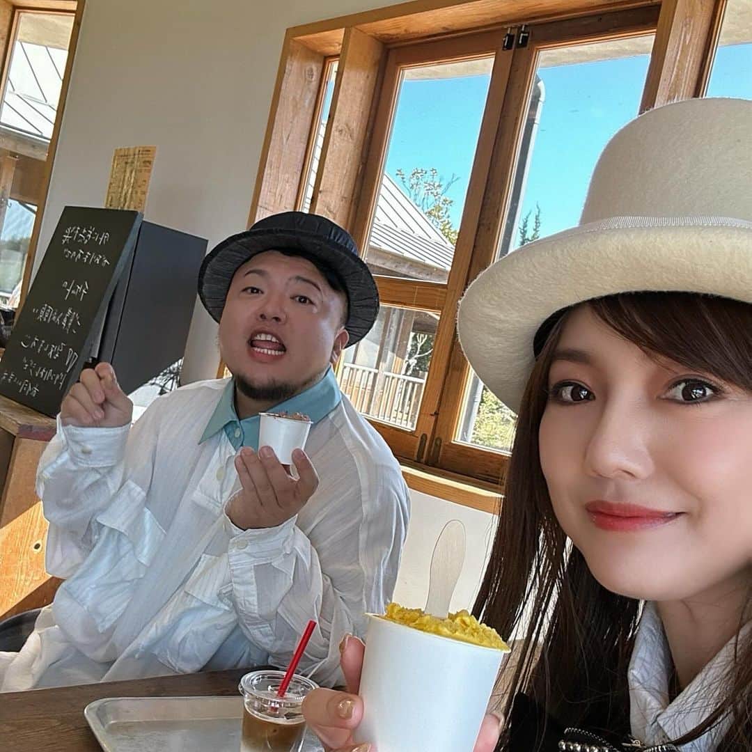 島谷ひとみのインスタグラム：「この人といると、なーんでも美味しくなっちゃうんだからw  まもなく‼️ PEACE STOCK78'は11/12広島にて行います🎵  たくさんのアーティストと広島から愛を届けます❤️  ぜひ一緒に手を繋ぎましょう🫶  #HIPPY #島谷ひとみ #peacestock78' #広島マリーナホップ第二駐車場 #平和の備蓄」