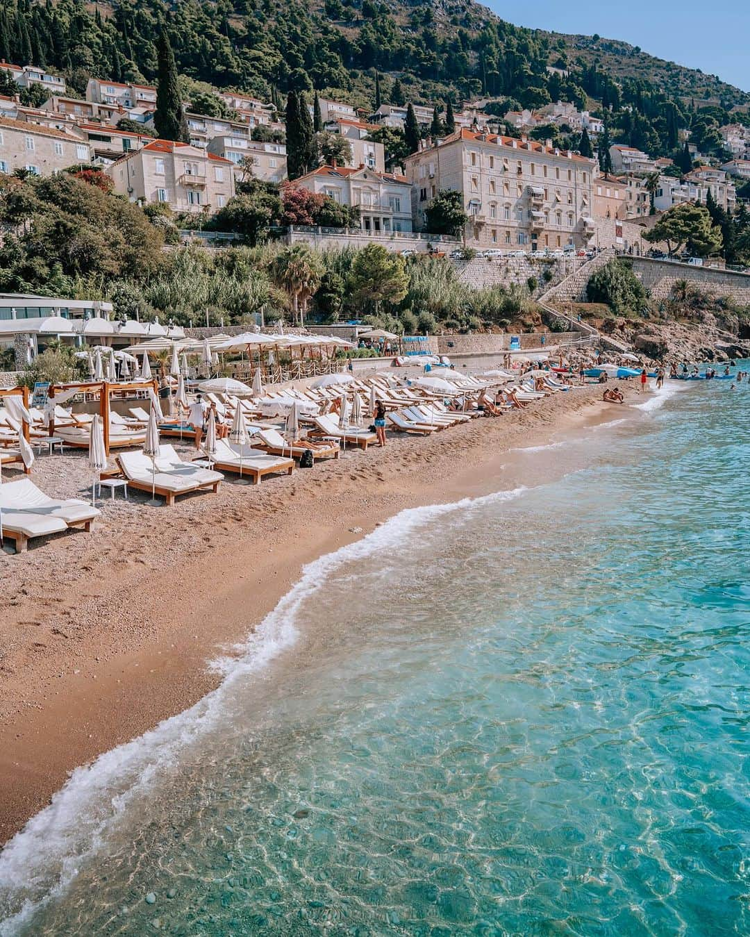 Izkizさんのインスタグラム写真 - (IzkizInstagram)「Have you been to Dubrovnik? 🇭🇷 I can’t believe this is my first visit! I have fallen in love with this city…there’s so much to see & do, eat, great beaches and it’s steeped in history. We based ourselves at the beautiful @hotelvilladubrovnik which has such a good location, only a 15 minute walk to the old town and they run a shuttle service too!  1. ⛱️ Banje Beach (10 minute walk from @hotelvilladubrovnik)  2. 📚 Found the perfect reading spot  3. 💦 The Mermaid Pool at Villa Dubrovnik 4. 🍓 Freshest fruit at the local market 5. 👙 Love the beach area at Villa Dubrovnik 6. 🌊 Crystal clear waters at Banje Beach  7. ☀️ Sunset over the old town from the wine bar at Villa Dubrovnik」10月23日 22時49分 - izkiz