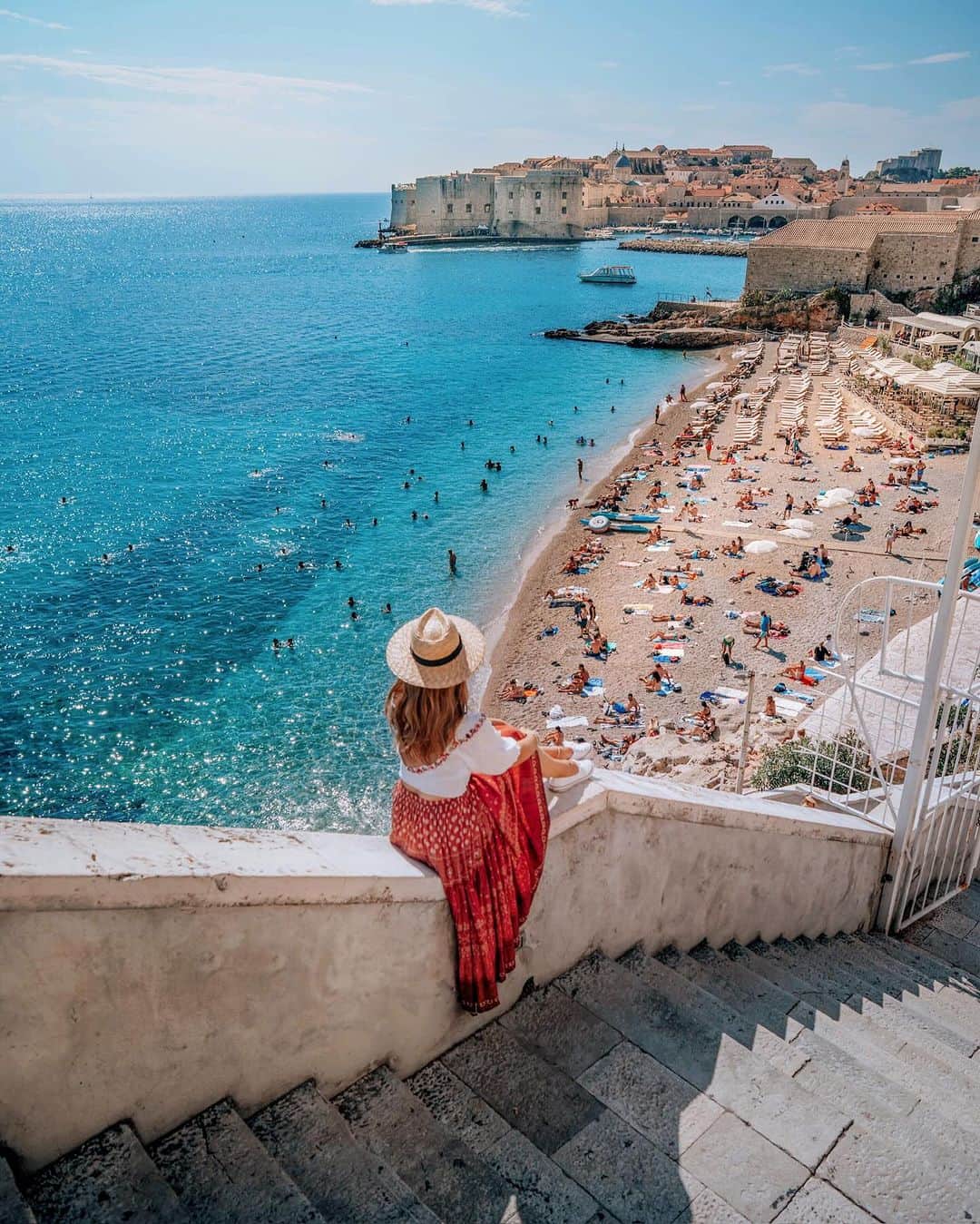 Izkizのインスタグラム：「Have you been to Dubrovnik? 🇭🇷 I can’t believe this is my first visit! I have fallen in love with this city…there’s so much to see & do, eat, great beaches and it’s steeped in history. We based ourselves at the beautiful @hotelvilladubrovnik which has such a good location, only a 15 minute walk to the old town and they run a shuttle service too!  1. ⛱️ Banje Beach (10 minute walk from @hotelvilladubrovnik)  2. 📚 Found the perfect reading spot  3. 💦 The Mermaid Pool at Villa Dubrovnik 4. 🍓 Freshest fruit at the local market 5. 👙 Love the beach area at Villa Dubrovnik 6. 🌊 Crystal clear waters at Banje Beach  7. ☀️ Sunset over the old town from the wine bar at Villa Dubrovnik」