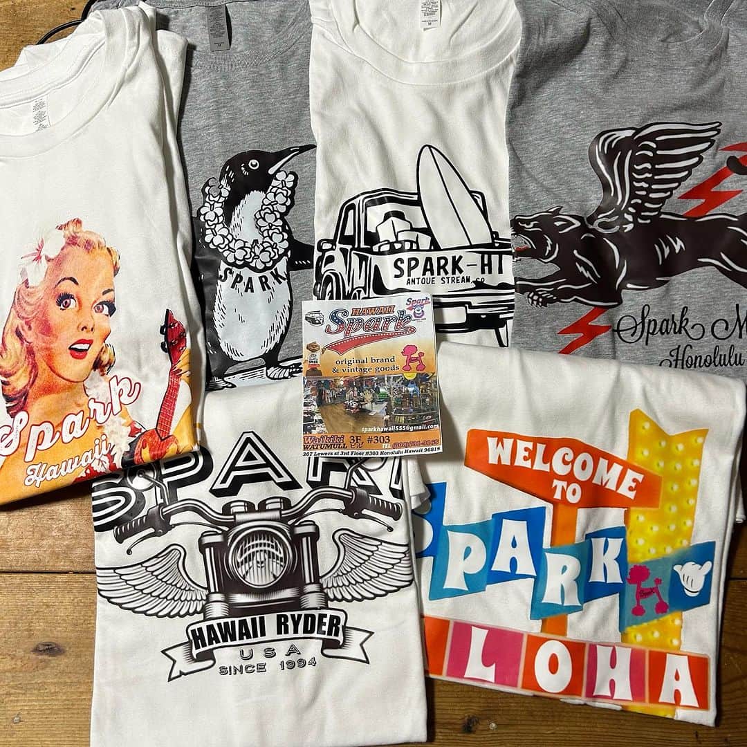 のインスタグラム：「ハワイの岩田さんから新作Tシャツが届きました！ 新生SPARKに行きたいな。 店に入ったら1時間以上はいてしまいそう。 おもちゃ箱をひっくり返したようなお店。 楽しい空間に行きたい。 ハワイ行きたいな〜。  #spark #hawaii @spark_hawaii_official @masa_spark_hawaii」
