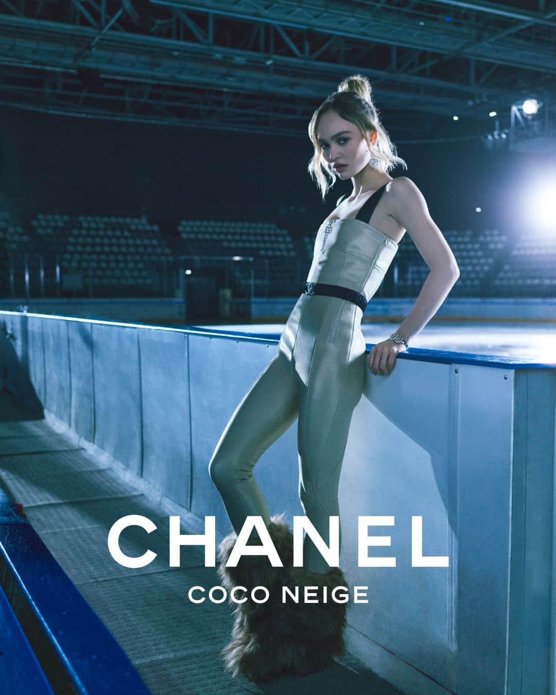 シャネルさんのインスタグラム写真 - (シャネルInstagram)「Technical sophistication — ready to hurtle down the slopes or to party all night long, actress and House ambassador Lily-Rose Depp sports lamé ski suits from the CHANEL 2023/24 COCO NEIGE collection.  Photographed by Mikael Jansson.  The collection is now available in a selection of boutiques.  See more at chanel.com  #CHANELCocoNeige @LilyRose_Depp @MikaelJansson」10月23日 23時00分 - chanelofficial