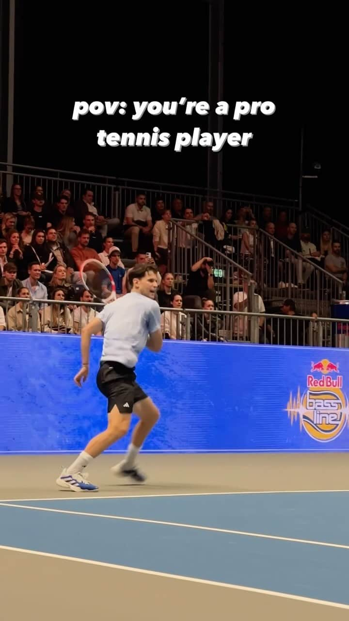 ドミニク・ティエムのインスタグラム：「capturing all types of shots 📸😮‍💨  🎾: @domithiem  #redbull #givesyouwiiings #tennis #redbullbassline #vienna」