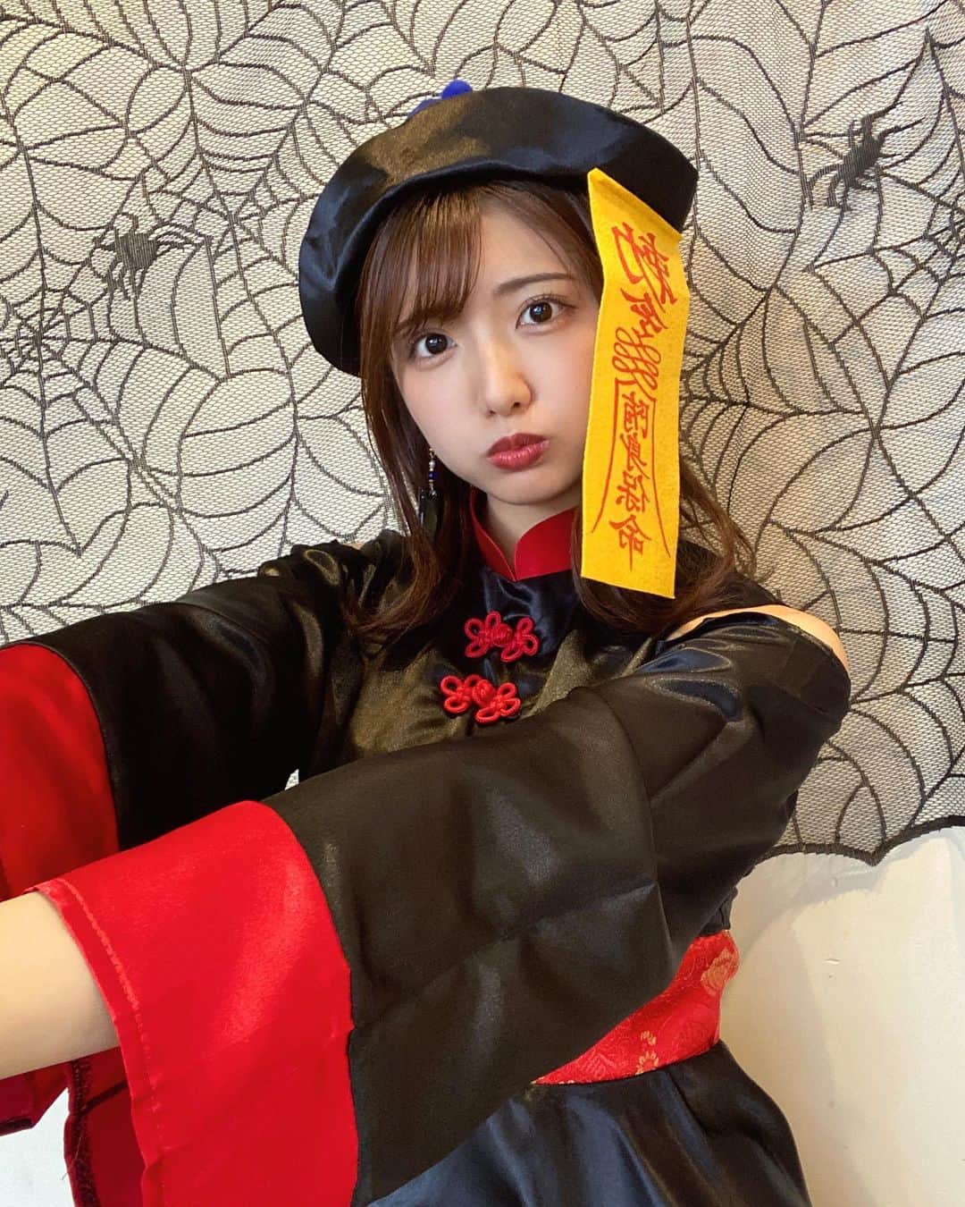 加藤凪海のインスタグラム：「キョンシー( ᜊº-° )ᜊ . . . . . . .  #キョンシー  #ちょっと早い #ハロウィン #ハロウィンコスプレ   #加藤凪海  #凪海ちゃーん  #🎃 #👻」