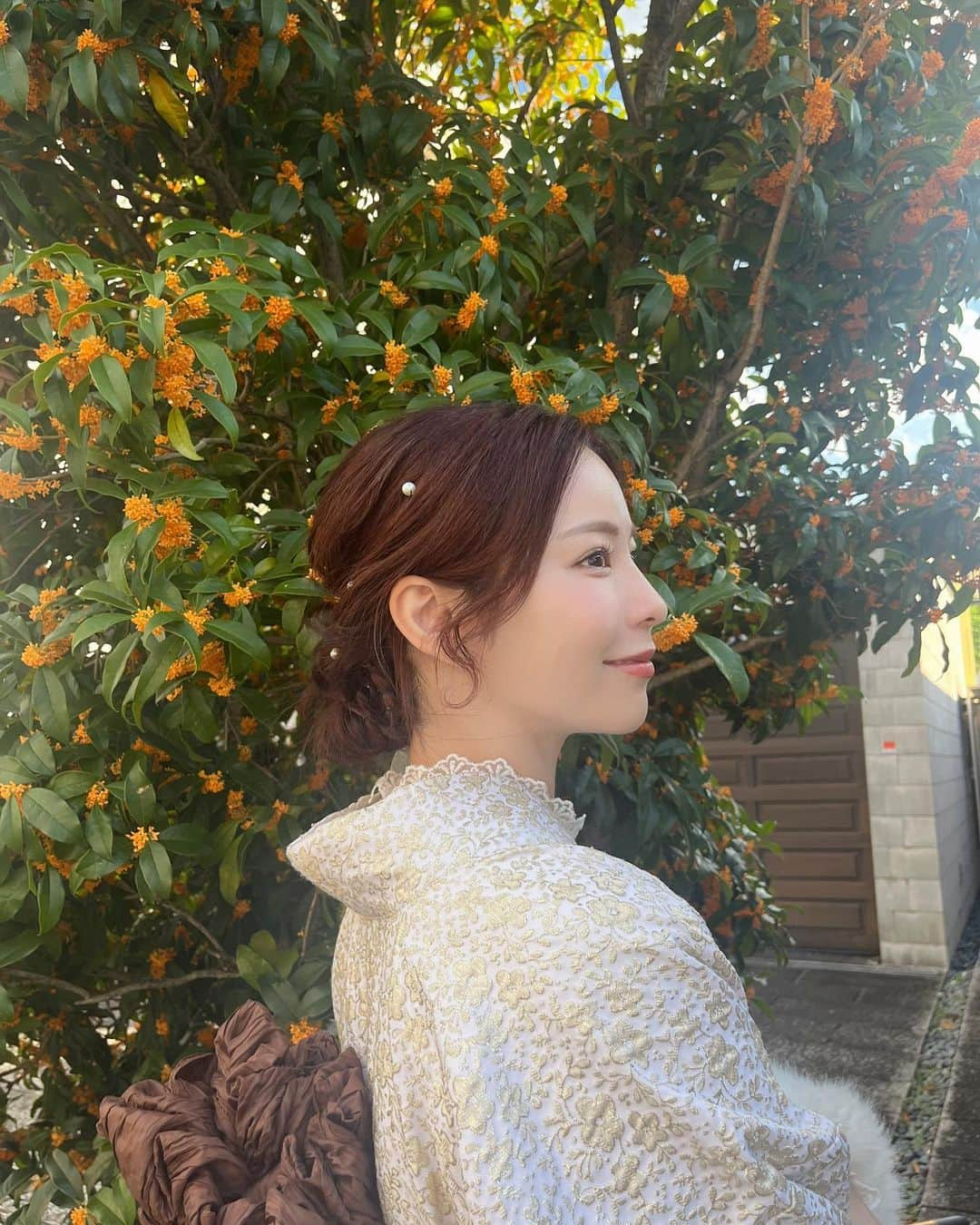 河村美咲さんのインスタグラム写真 - (河村美咲Instagram)「髪の毛を赤み強めでトリートメントしてさらさらにしてもらいました💞 @tsukasa_terakado  さんにキレイにしてもろた💞めーーちゃサラサラに仕上げてもらってサラサラの持続が過去一やった💞  最近街を歩いてると金木犀の香りがして秋を感じる✨🍂　金木犀って咲いてから１週間くらいしか匂いが香らないらしくその時期にしか咲かない花ってとても刹那的で美しくて好き。 京都の清水寺の近くですっっごい大きな金木犀の木を発見して香りが好きすぎてしばらく離れられなかった🤣✨ 金木犀は私の通っていた中学校の中庭に咲いていてこの時期になるとふとした時に自分の意志とは別に勝手に呼び起こされる香りで当時の記憶を思い出す。 香り自体好きでこの時期の街の香りが好き。  #トリートメント #髪ケア #サラサラヘアー #サラサラヘア #サラサラ #サラサラロング #ロングヘア #金木犀 #金木犀の香り #秋 #京都 #kyoto #PR」10月23日 22時53分 - misaki_haaan