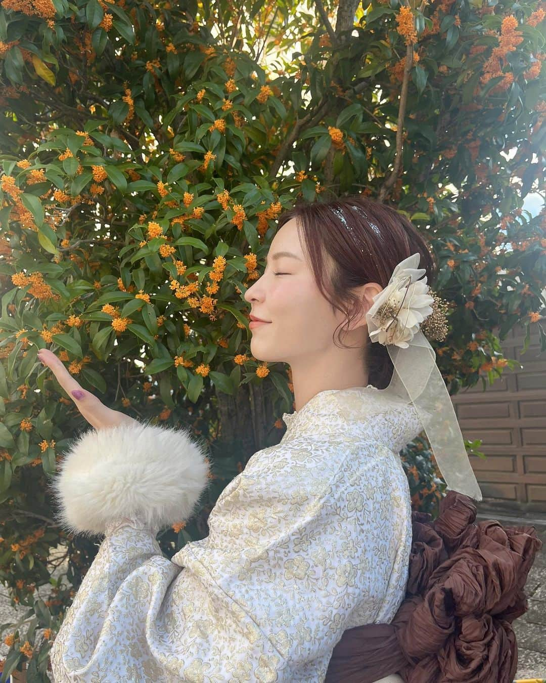 河村美咲さんのインスタグラム写真 - (河村美咲Instagram)「髪の毛を赤み強めでトリートメントしてさらさらにしてもらいました💞 @tsukasa_terakado  さんにキレイにしてもろた💞めーーちゃサラサラに仕上げてもらってサラサラの持続が過去一やった💞  最近街を歩いてると金木犀の香りがして秋を感じる✨🍂　金木犀って咲いてから１週間くらいしか匂いが香らないらしくその時期にしか咲かない花ってとても刹那的で美しくて好き。 京都の清水寺の近くですっっごい大きな金木犀の木を発見して香りが好きすぎてしばらく離れられなかった🤣✨ 金木犀は私の通っていた中学校の中庭に咲いていてこの時期になるとふとした時に自分の意志とは別に勝手に呼び起こされる香りで当時の記憶を思い出す。 香り自体好きでこの時期の街の香りが好き。  #トリートメント #髪ケア #サラサラヘアー #サラサラヘア #サラサラ #サラサラロング #ロングヘア #金木犀 #金木犀の香り #秋 #京都 #kyoto #PR」10月23日 22時53分 - misaki_haaan