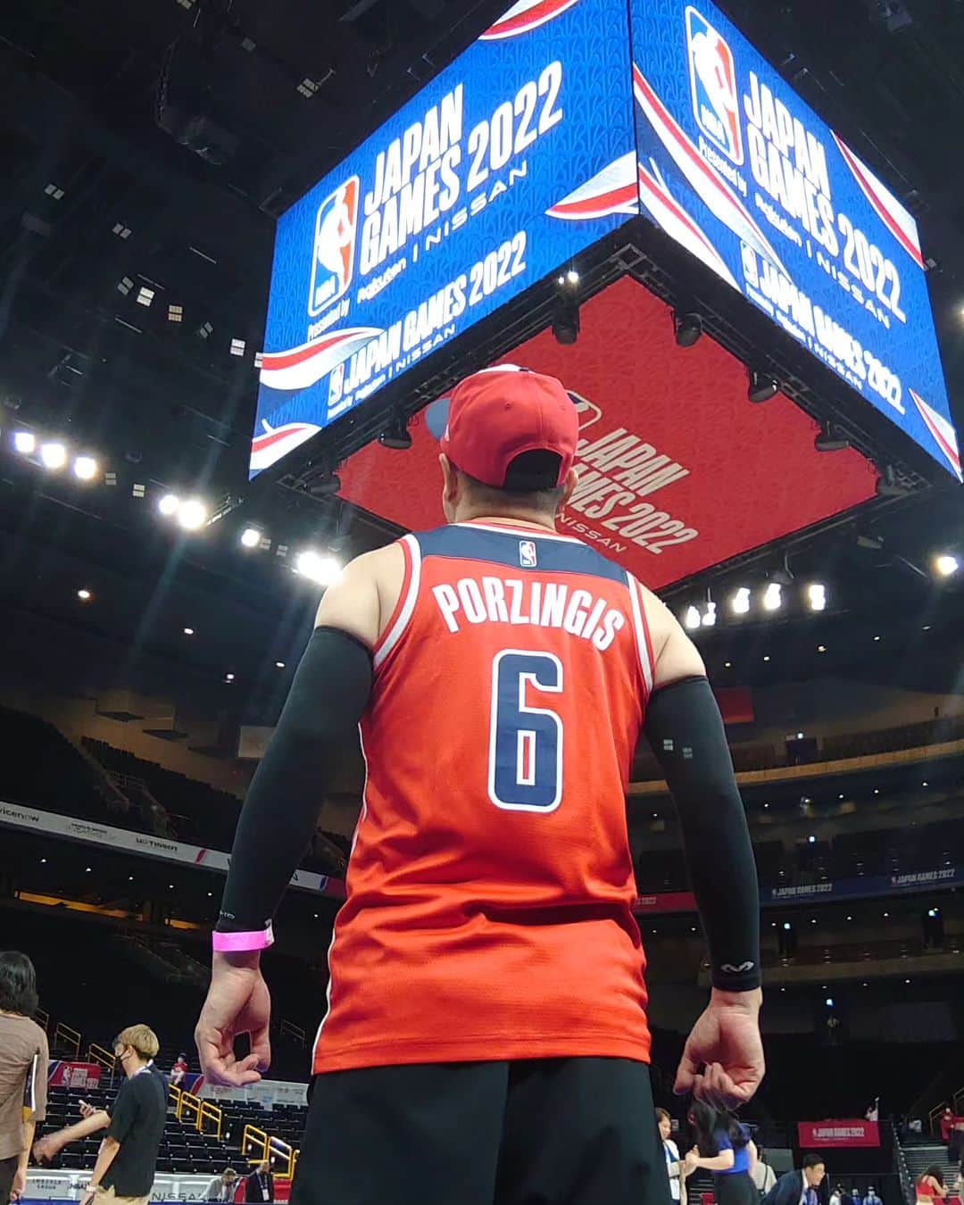 のインスタグラム：「10/23はNBA Jersey dayということで世界中のNBAファンがお気に入りジャージをあげてますがRGはいまやレアなウィザーズ時代のポルジンギスジャージを。 実は調子良かったウィザーズ時代。それを見て優勝候補セルティックスが欲しがったポルジンギス… 優勝への最後のチャンス！ ケガだけは気をつけて！  #NBAJerseyDay  #FriendsofNBA」