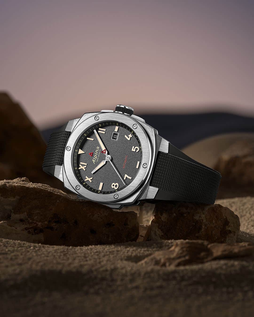 アルピナのインスタグラム：「Why is this Alpiner Extreme Automatic named #California? First trademarked in 1941, this dial design features a clever blend of Arabic and Roman numerals, dashes and triangles designed to make reading the time from any angle error-proof.  #AlpinerCollection #California #SwissWatchmaking」