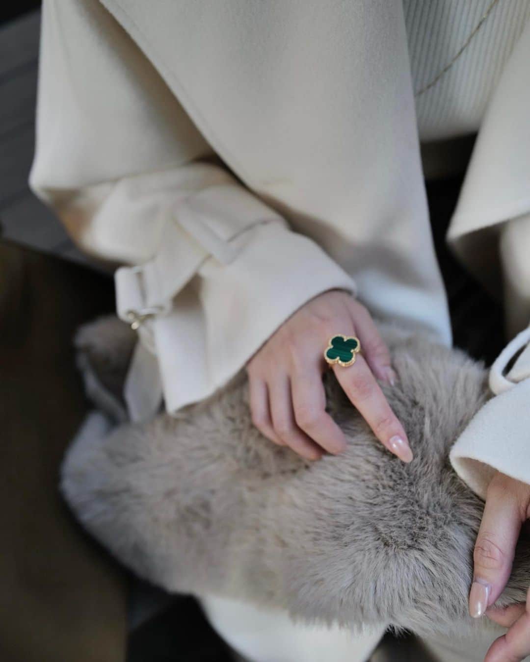 中村麻美のインスタグラム：「⁡差し色にグリーンの指輪を。 ⁡ 出番は少ないけれど 付けた時はぐっと気分を上げてくれる☺️ ⁡ 大切に長く使っていきたいな💚  #vancleefarpels」