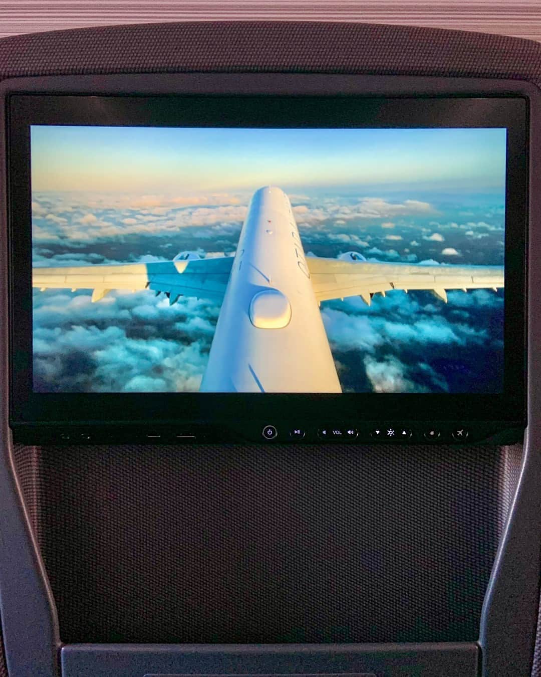 のインスタグラム：「Our first upgraded Airbus A321 is taking you to new heights!🛫 Keep an eye out for FIN# 451 with industry-leading technology that we’re trialing:    📷 Get a pilot’s eye view thanks to two HD exterior cameras  🌐 Surf and stream in the sky with FREE high-speed Wi-Fi sponsored by @Bell.  🎧 Connect your own Bluetooth-compatible headphone . . . Notre premier A321 d’Airbus modernisé vous emmène vers de nouveaux sommets!🛫 Soyez à l’affût de l’appareil no 451 doté de technologies de pointe que nous mettons à l’essai :   📷 Admirez le ciel du point de vue d’un pilote grâce à deux caméras extérieures haute définition. 🌐 Surfez sur le Web et visionnez du contenu en continu en plein vol grâce à un accès Internet haute vitesse sans frais commandité par Bell. 🎧 Connectez vos écouteurs personnels compatibles avec la technologie Bluetooth.」