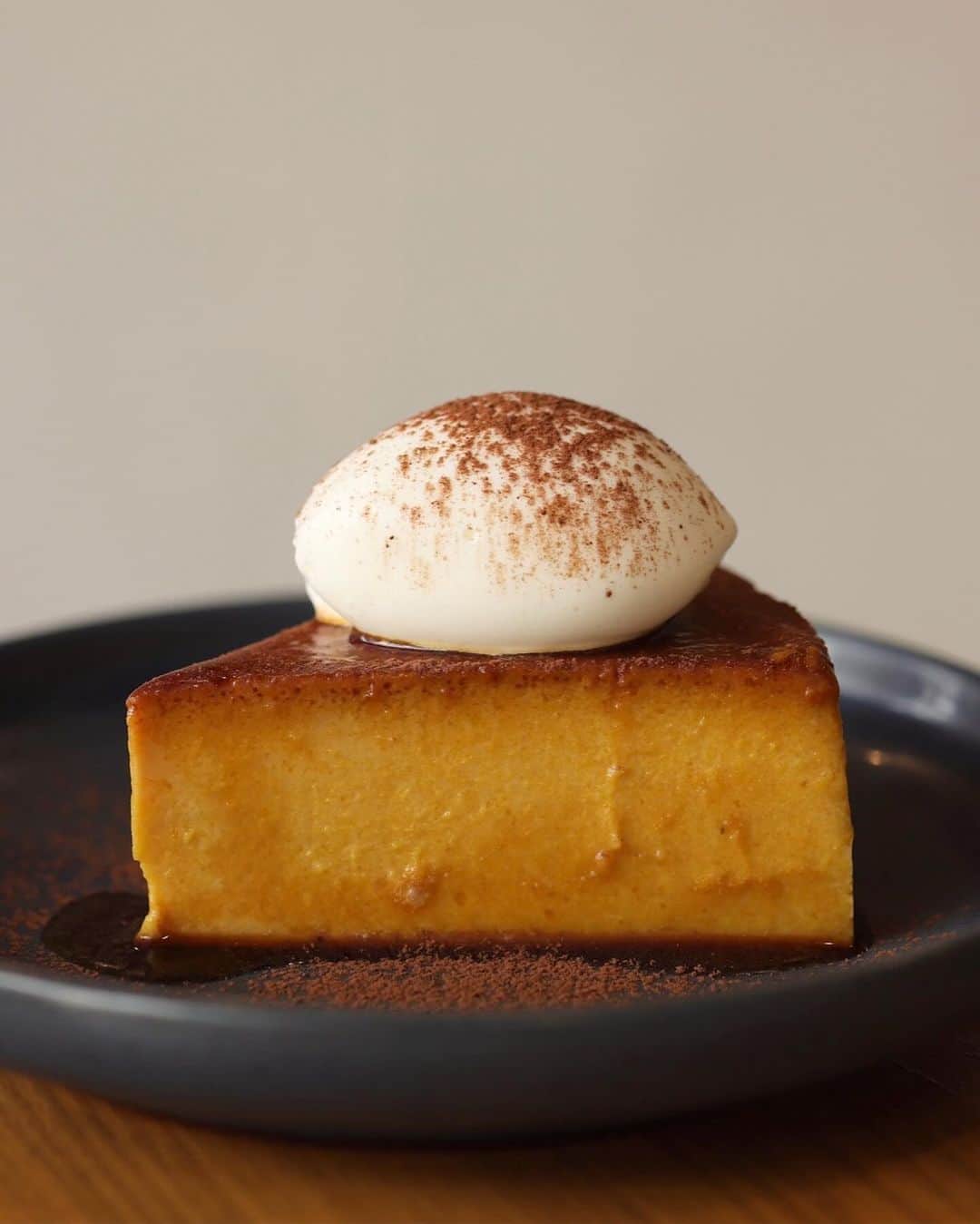 のインスタグラム：「高級かぼちゃ栗マロンかぼちゃを使った 絶品濃厚かぼちゃプリン🎃🍮 ✂️-------------お店の情報----------------- 📌 icons 🚃国分寺駅から徒歩約2分 🏠アクセス 東京都国分寺市本町3-4-4 1F ⏰営業時間 9:00-19:00 🛌定休日  水曜日 📲店舗Instagram  @cafe_icons  📖------------たのんだもの--------------- かぼちゃプリン 550円 アイスコーヒー 600円 ✂️----------------------------------------- 2022年の11月に国分寺にオープンした すてき雰囲気カフェicons（アイコンズ）  かぼちゃプリン🎃 ケーキカットされたかぼちゃプリンは 思っていたよりもこぶりでキュート！ 上にはカカオパウダーがまぶされてるよ！  かぼちゃプリンはかためだけど 口あたりがよくとろっとなめらか🤤  そして濃厚でこっくりとした かぼちゃのあまみがしてたまらんの！  北海道産の栗マロンかぼちゃを使った リッチなかぼちゃプリン！  これなかなかいいお値段するのよね🥺  コニャックとビターオレンジのリキュール グランマルニエと 杏仁豆腐、アーモンドのかおりのする デイサローノ•ベルベットを使用した  ワンランク上のかぼちゃプリンやった🤤  ⚠️注意⚠️ かぼちゃプリンは期間限定メニュー ---------------------------------------------- 🍮おすすめのプリンとグルメ情報を発信中！ 「自称」日本で1番絡みやすいプリン研究家 気になったら @takashi_iiii をフォローしてね！  #東京グルメ #東京カフェ #国分寺プリン #東京プリン #布丁 #布丁控 #プリン  #japanesefood #japan #pudding」