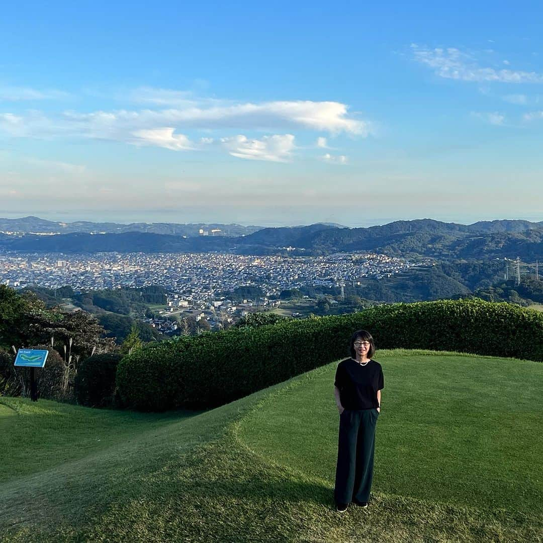 田中美佐子のインスタグラム：「今日はゴルフDAY。 綺麗な空に癒されましたー！ ショットも少しだけいいとこありましたよ。^_^ 私の目指すスコアまではまだまだだけど、頑張りたい気持ち満載になってきました！ 秋になるとやってくる宿り木がまんまるくなって、可愛かった。 そして恒例の鹿ちゃん。 写真に収めることができたのは、この子だけ。 まるで恐れる様子もなく、ずっとそばで草食べてる。私たちの仲間のように。 鹿が増えていると聞くけど、この風景は平和でとても穏やかな時間でした。^_^  #ゴルフ#ミドルでパー３つ#鹿#宿り木」