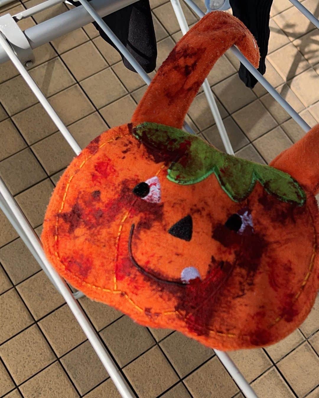 肘井美佳さんのインスタグラム写真 - (肘井美佳Instagram)「Finished! Zombified pumpkin is my favorite.  完成した服！ なぜかオネーさんが試着。  #halloweencostume #zombie  #ハロウィン #ゾンビ  #まんざらでもなさそう #つんつるてん」10月23日 23時16分 - mikahijii