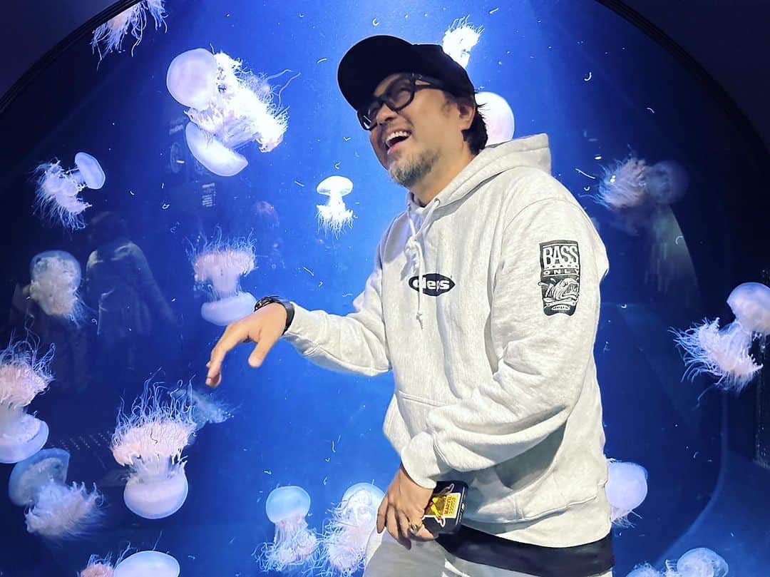 マッコイ斉藤のインスタグラム：「山形の小学校の時以来の加茂水族館に40年ぶりに！行った #日本一のクラゲ水族館」