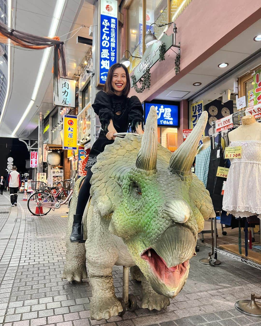 橋本聖子のインスタグラム：「10月の銀座街バスカーライブ🎵 ありがとうございました！  商店街のイベントで、恐竜さんがいました！子供達が楽しそうに乗っていたので、帰り際に乗せてもらいました🦖✨  セットリスト🎼 1.ららら・明日への扉 2.あなた（piano） 3.かんぱいっ！（ukulele） 4.Sunshine  一緒に歌ってくれてありがとう🫶🏻 みんなで歌うと本当に楽しいなーー！  また、ハロウィンも近いのでプチコスプレを🤍  次回のライブは、10月29日ハロウィンライブ！どんなコスプレになるのか？絶賛予約受付中です！お楽しみに〜っ🧙‍♀️🪄  #川崎 #フリーライブ #SSW」