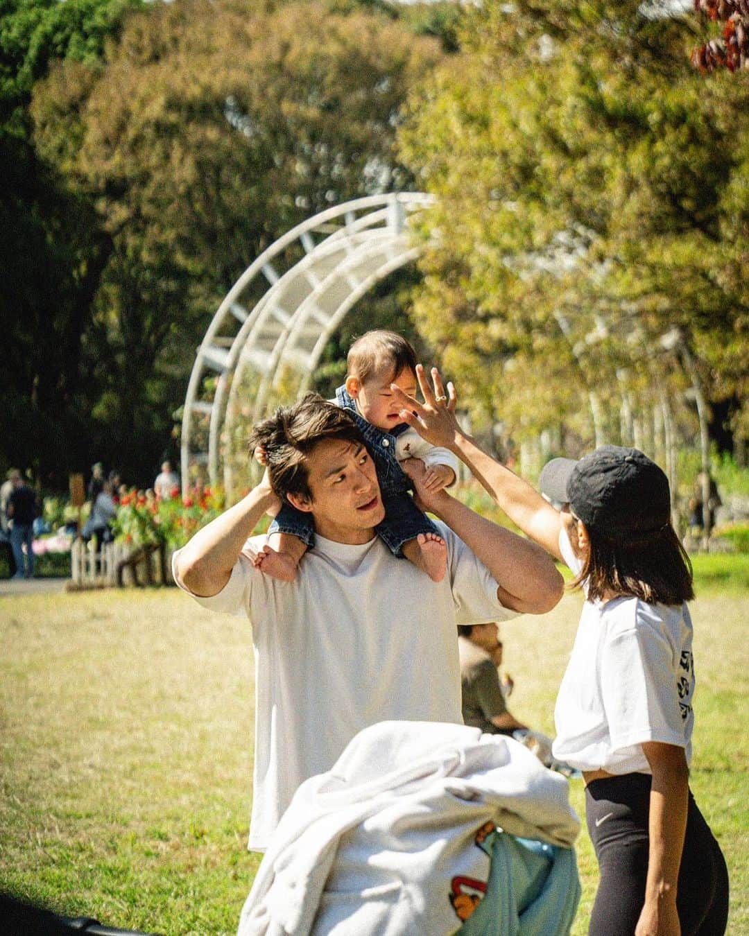 上野智子のインスタグラム：「10月の私たち🍂:)  📷 @anemone109   #家族写真」