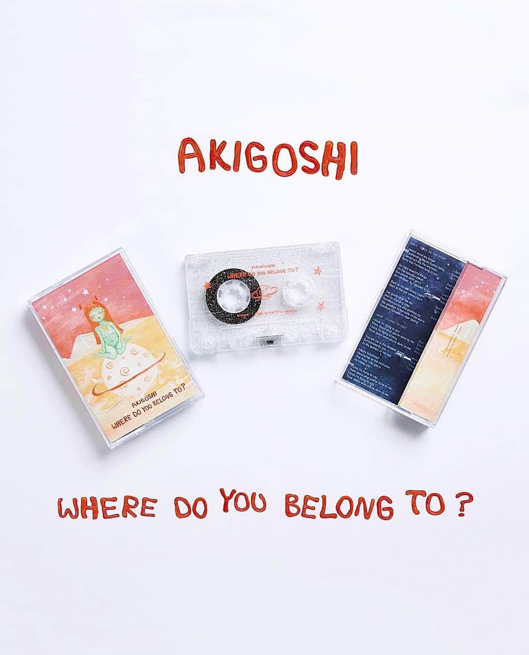 のインスタグラム：「[ cassette tape ]  “ WHERE DO YOU BELONG TO ? ”  all made by AKIGOSHI   ｡:+* ﾟ ゜ﾟ *+:｡:+* ﾟ ゜ﾟ *+:｡:+* ﾟ ゜ﾟ *+:｡  カセットテープ作りました〜 恵文社での個展 “EHON” にて販売します！ 私のオンラインサイトでも販売予定🛜  A面 Back to the star B面 Flying to you と、新曲2曲を収録しました！  音楽をこうして物体にするのすごく楽しかった！ 是非お手元に〜💫  ｡:+* ﾟ ゜ﾟ *+:｡:+* ﾟ ゜ﾟ *+:｡:+* ﾟ ゜ﾟ *+:｡  This is a cassette tape I made! I will sell them at my solo exhibition “EHON” at Keibunsha! It will also be available through online sales at my online site! I had a lot of fun making music into an object like this! Please come and get it!  “WHERE DO YOU BELONG TO？” [casette] / AKIGOSHI (2 new songs are included) Side A: Back to the star Side B: Flying to you  #cassette #cassettetapes」