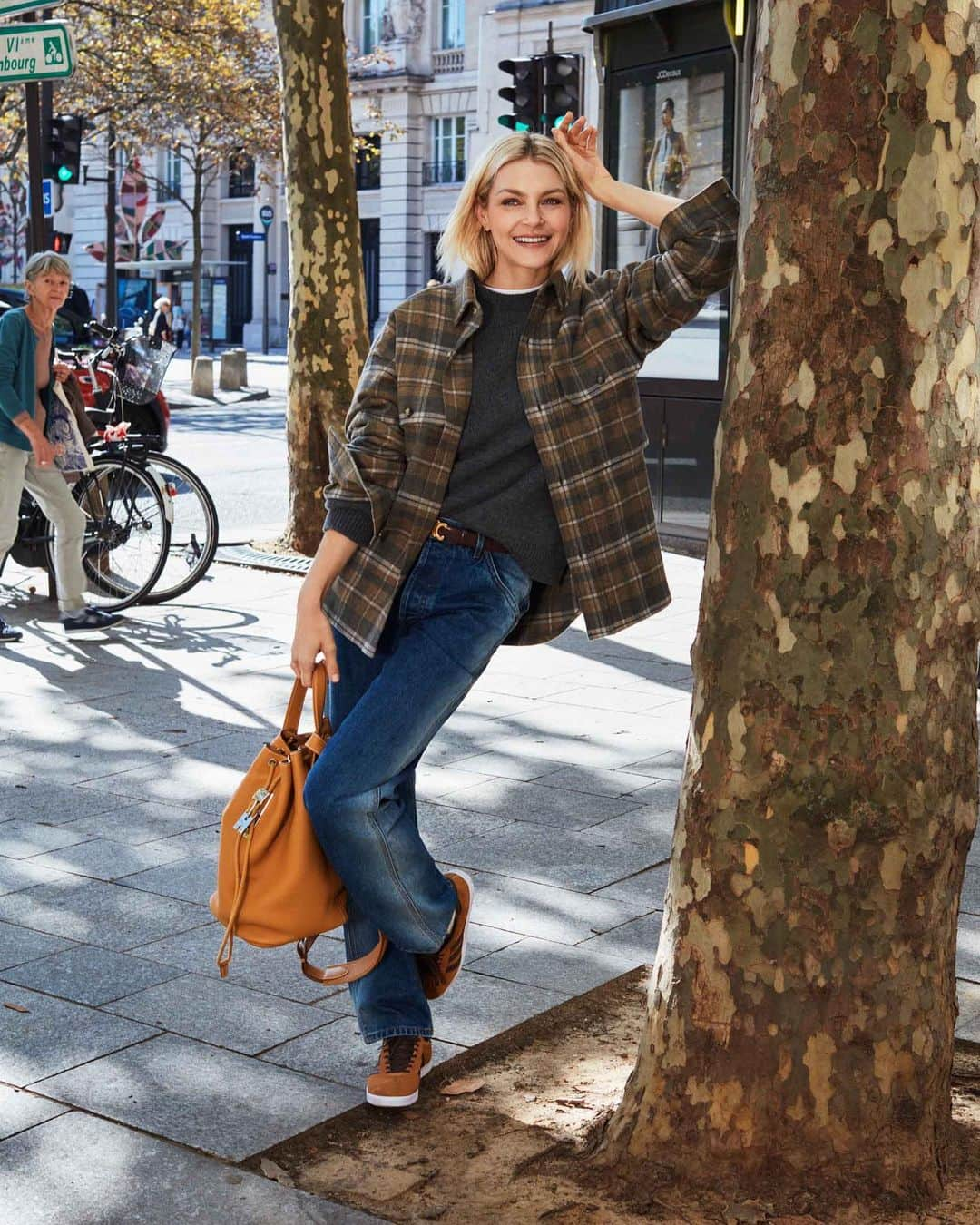 ジェシカ・スタムさんのインスタグラム写真 - (ジェシカ・スタムInstagram)「The Sunday Times Style, October 2023. Here’s what I’ll be wearing while drinking that pumpkin spice latte: a cashmere sweater, jeans and a great pair of sneakers. Fall or nothing! 🍂🎃🧡🍂 Photographed by Paul Wetherell. Styled by Verity Parker.   @TheSTStyle  @verityparker  @paulwetherellstudio  @IMGModels @Tomoko_Ohama @KarimRahmanMakeUp @SophieANailArtist」10月23日 23時10分 - jessicastamofficial