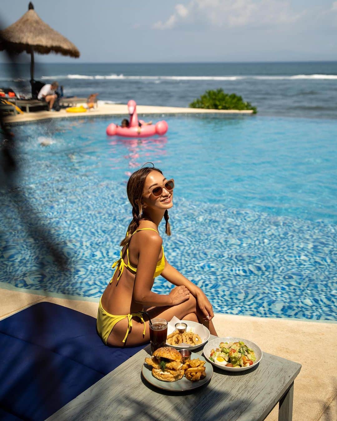 近藤あやさんのインスタグラム写真 - (近藤あやInstagram)「バリ島はビーチクラブがたくさん🌞✨この日は、 @theflamingobali に行ったよ🦩🩷  一日中、プールで泳いで飲んで食べて、のんびりして、夕陽を見る🌴🙏🧡バリ島がこんな最高って知らなかった・・・🥹✨  Hai, saya tinggal di Bali selama 3 minggu! Bali adalah pulau yang indah! Apakah Anda punya rekomendasi tempat untuk dikunjungi?🥰  #bali #baliindonesia #balitravel #indonesia #バリ島 #バリ島旅行 #インドネシア #beachclubbali」10月23日 23時11分 - doraemontoaya